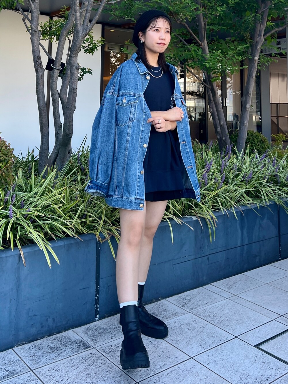 ブルー系のスウェット、ブルー系のデニムジャケット、ブラック系のハンチング/ベレー帽を着用したレディースの秋コーディネートの7枚目の写真