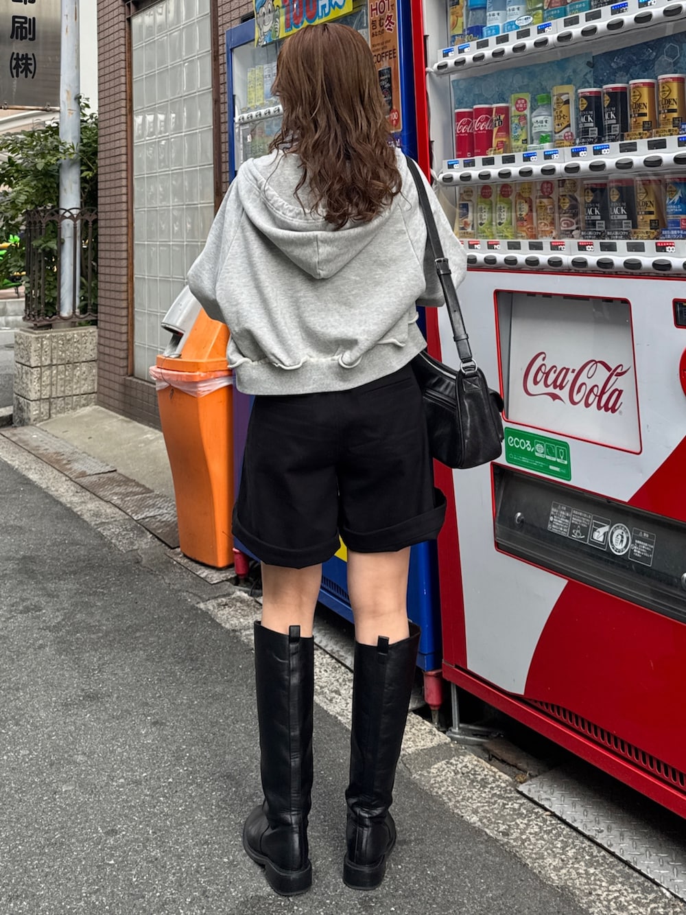 ブラック系のその他パンツ、グレー系のパーカーを着用したレディースの冬コーディネートの4枚目の写真