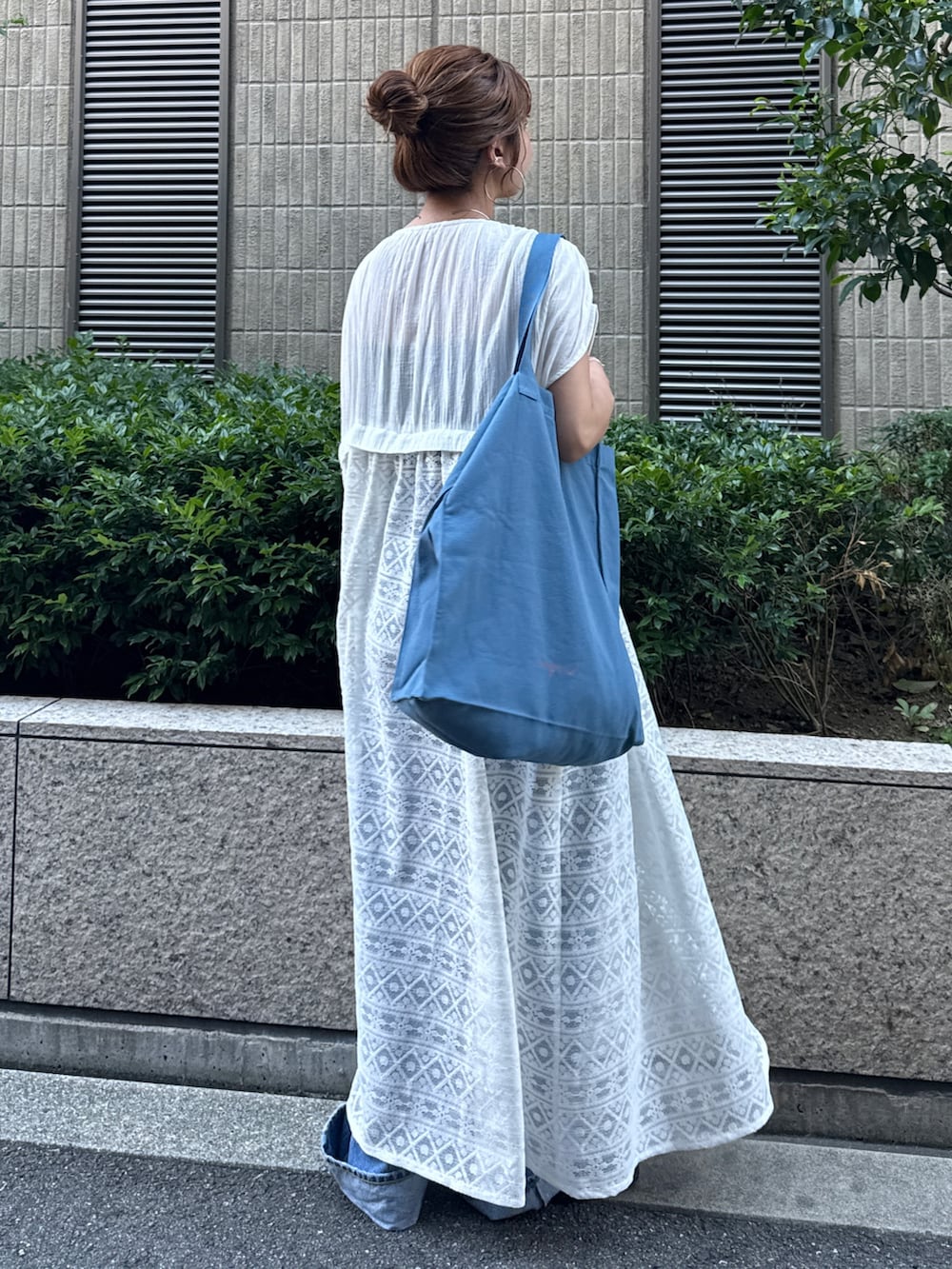 ホワイト系のワンピース、ブルー系のトートバッグを着用したレディースの夏コーディネートの6枚目の写真