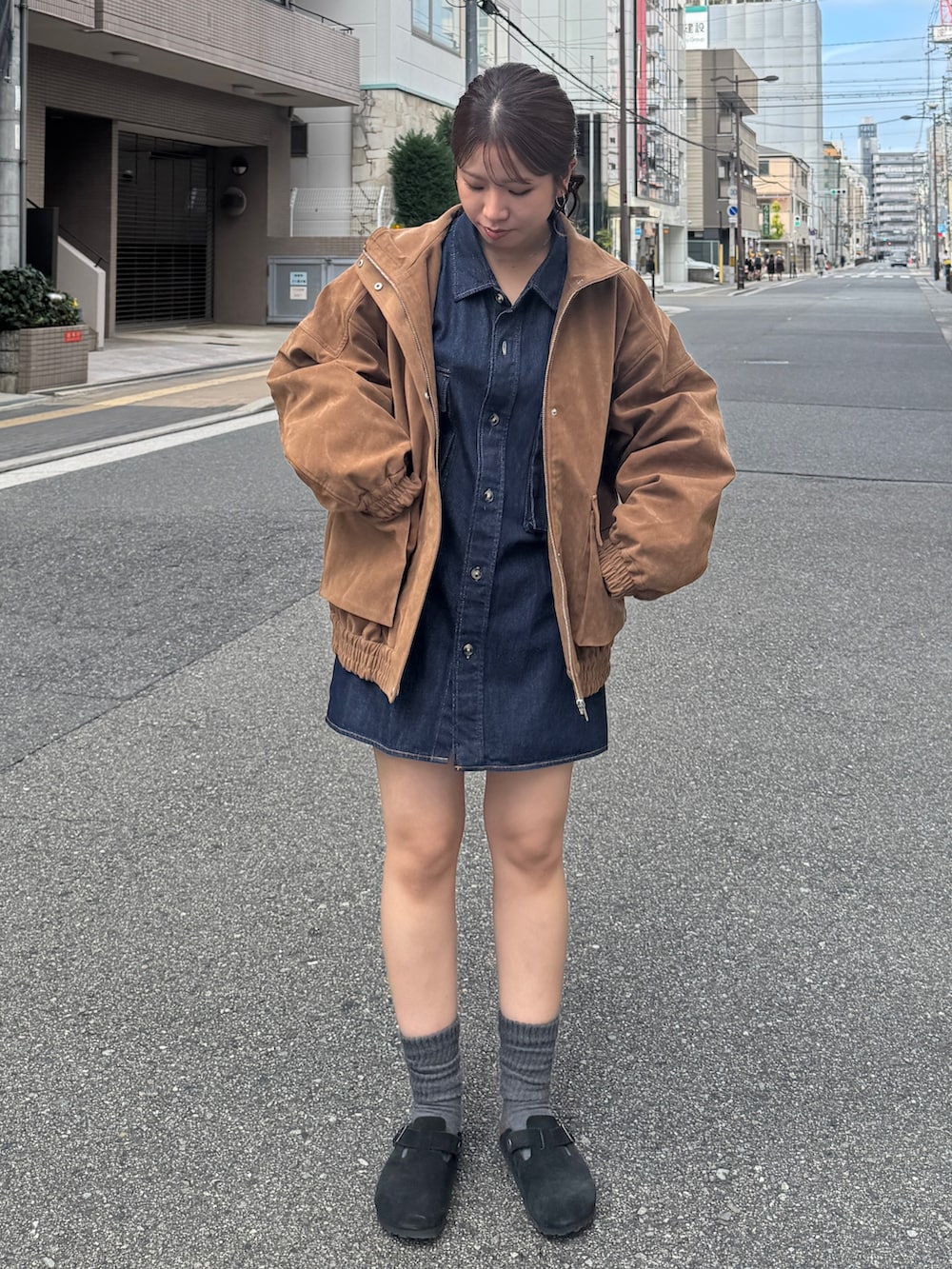 ブルー系のシャツ/ブラウス、ブラウン系のブルゾンを着用したレディースの秋コーディネートの6枚目の写真