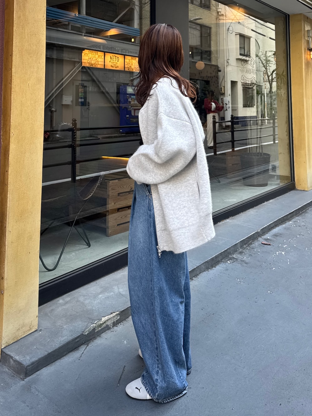 ブルー系のデニムパンツ、グレー系のカーディガン/ボレロを着用したレディースの秋コーディネートの4枚目の写真