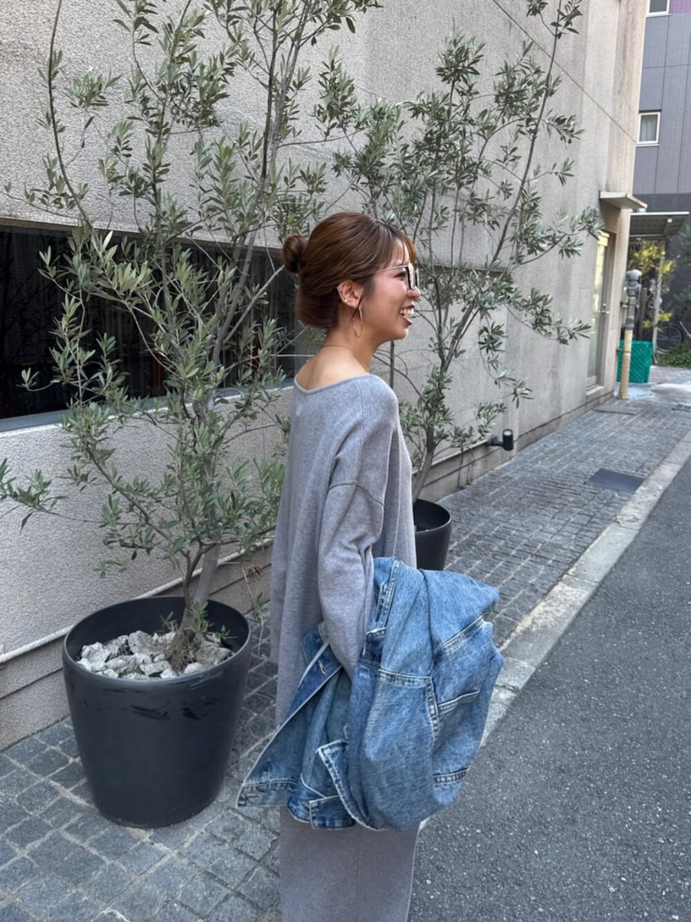 ベージュ系のデニムパンツ、グレー系のワンピース、ブルー系のデニムジャケットを着用したレディースの夏コーディネートの9枚目の写真