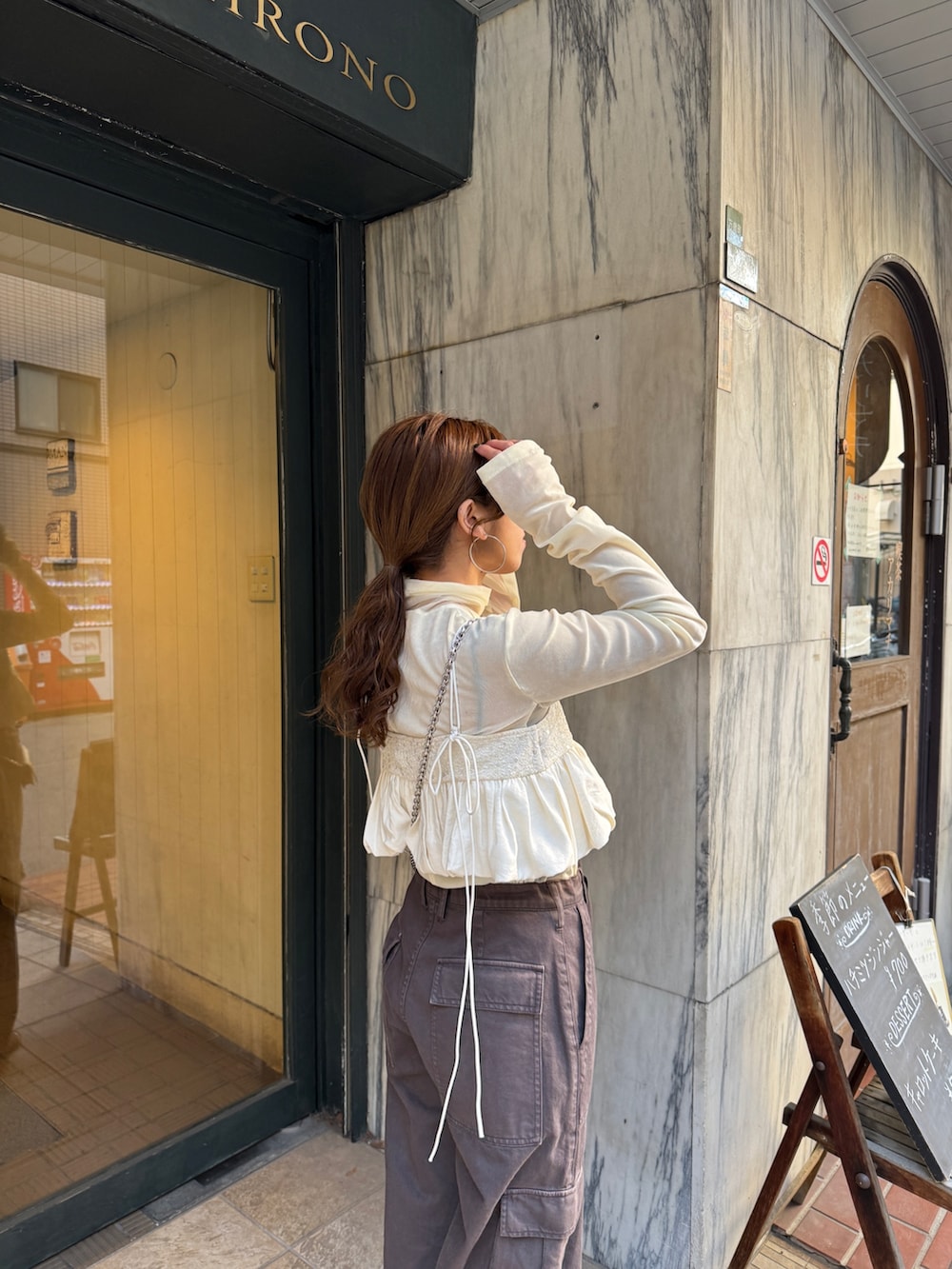 ブラウン系のその他パンツ、ホワイト系のTシャツ/カットソー、ホワイト系のキャミソールを着用したレディースの冬コーディネートの8枚目の写真