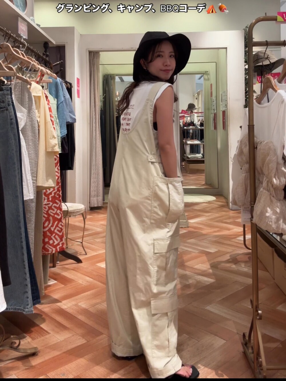 ベージュ系のサロペット/オーバーオール、ホワイト系のTシャツ/カットソー、ブラック系のサンダルを着用したレディースの夏コーディネートの5枚目の写真