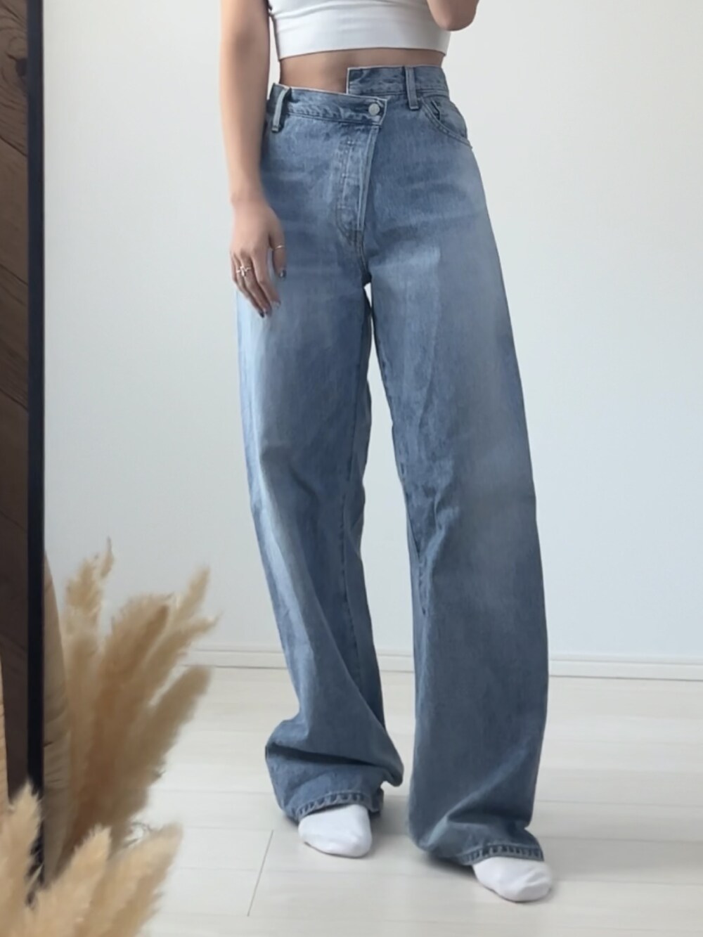 ブルー系のデニムパンツ、ホワイト系のシャツ/ブラウス、グレー系のニット/セーターを着用したレディースの秋コーディネートの5枚目の写真