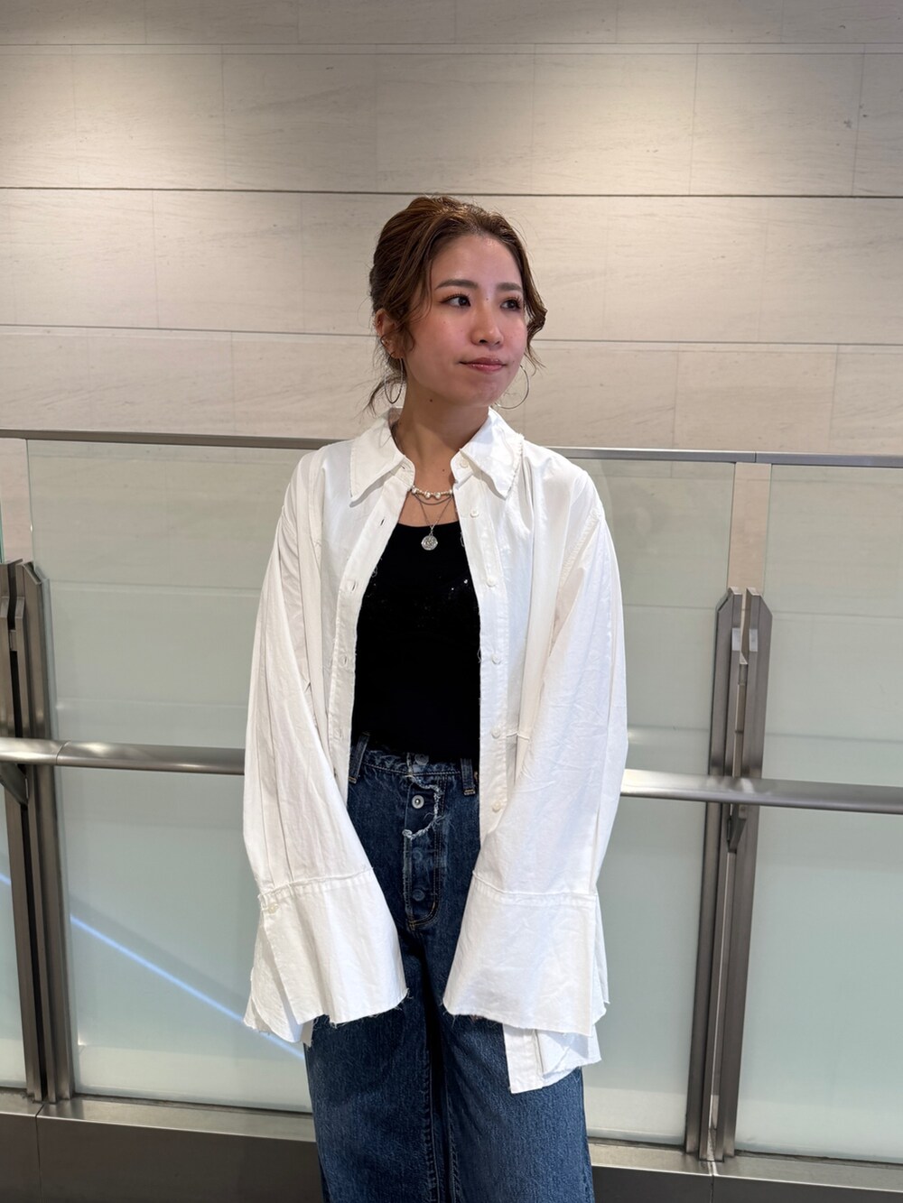 ブルー系のデニムパンツ、ホワイト系のシャツ/ブラウス、ブラック系のシャツ/ブラウスを着用したレディースの冬コーディネートの8枚目の写真