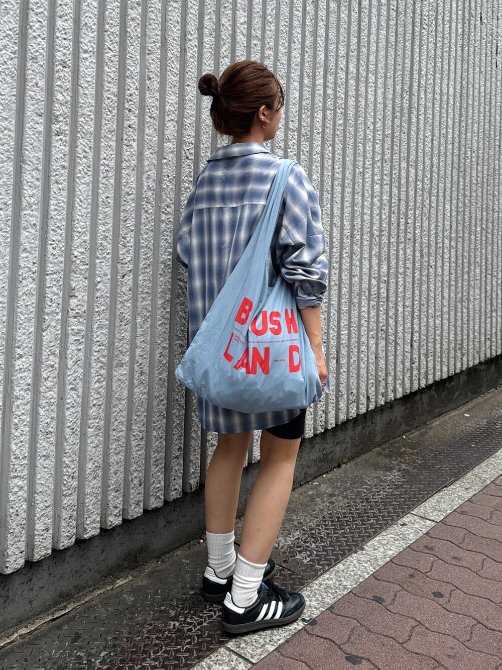 ブルー系のシャツ/ブラウス、ブルー系のエコバッグ/サブバッグを着用したレディースの夏コーディネートの2枚目の写真