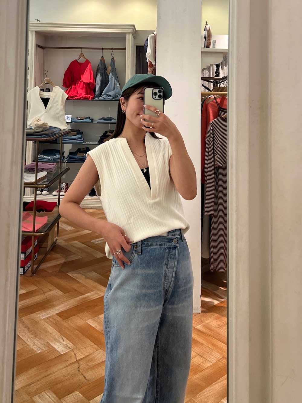 ホワイト系のTシャツ/カットソー、ブラック系のキャミソール、ブラック系のサンダルを着用したレディースの夏コーディネートの2枚目の写真