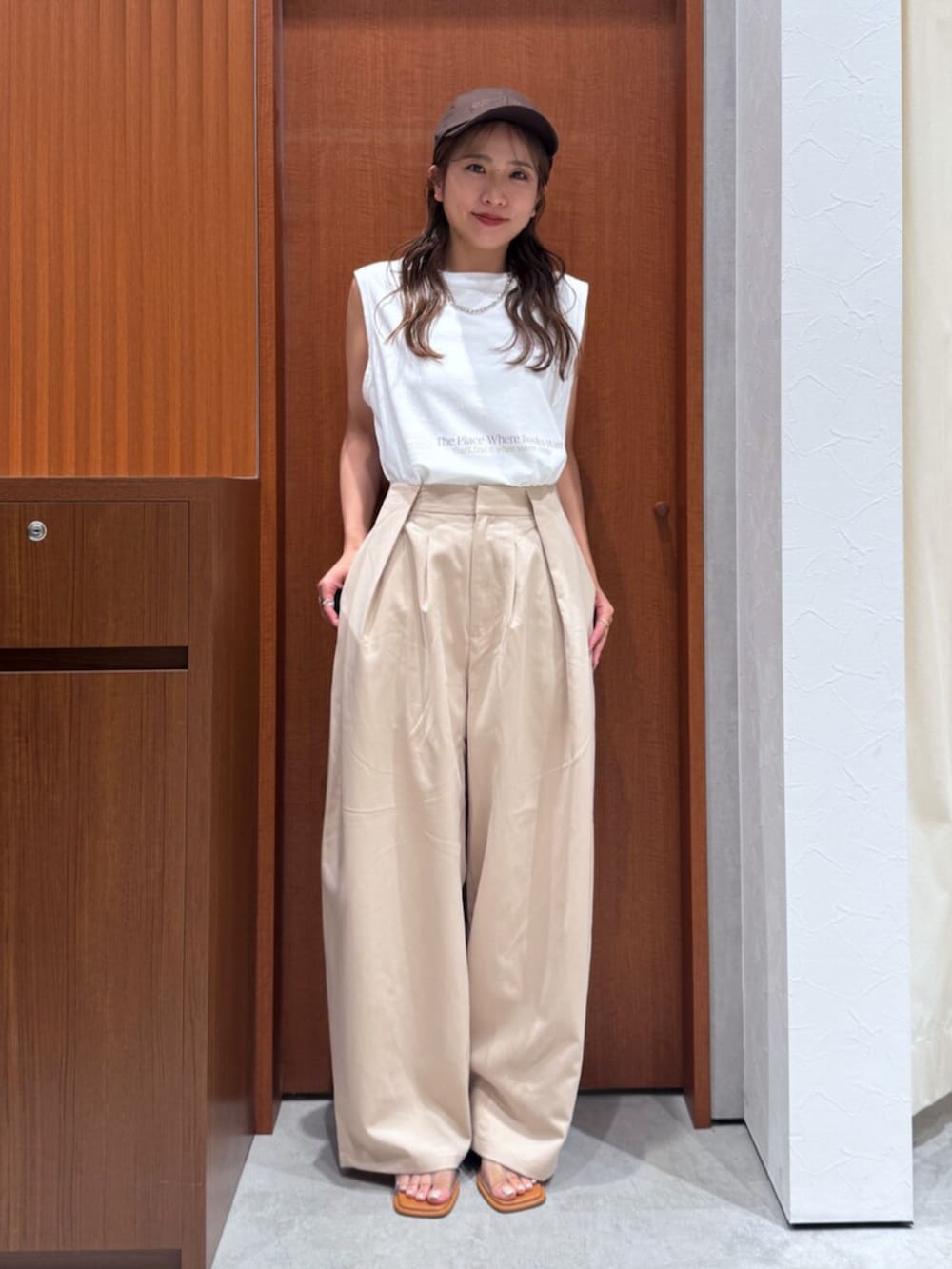 その他のサンダル、ホワイト系のタンクトップ、ベージュ系のその他パンツを着用したレディースの夏コーディネートの2枚目の写真