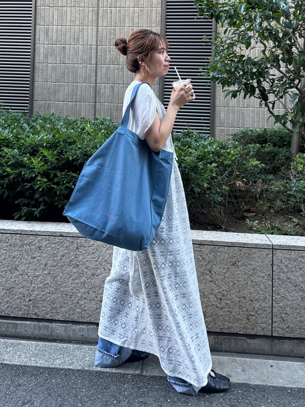 ホワイト系のワンピース、ブルー系のトートバッグを着用したレディースの夏コーディネートの7枚目の写真