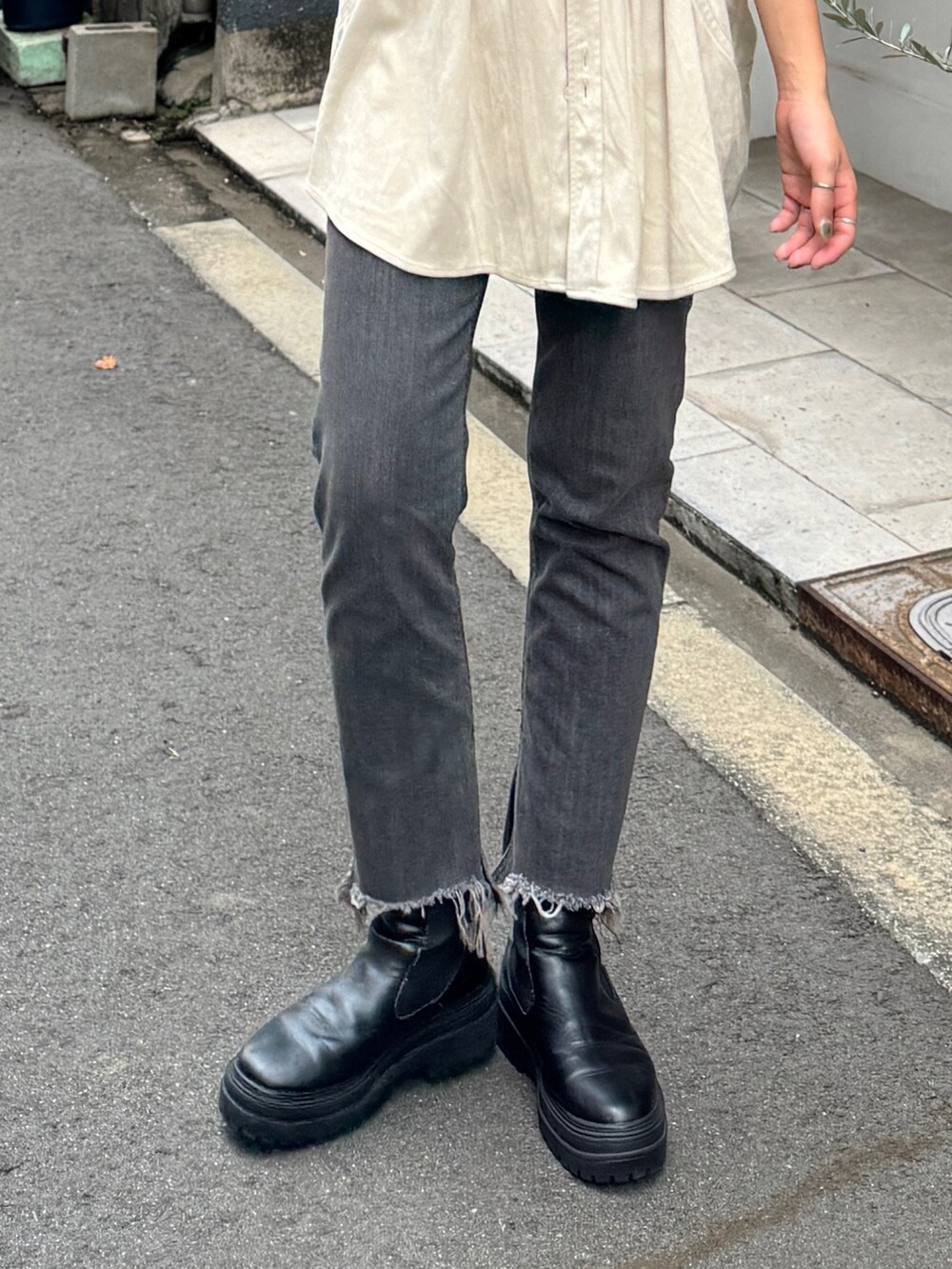 ブラック系のデニムパンツ、ホワイト系のシャツ/ブラウスを着用したレディースの秋コーディネートの3枚目の写真