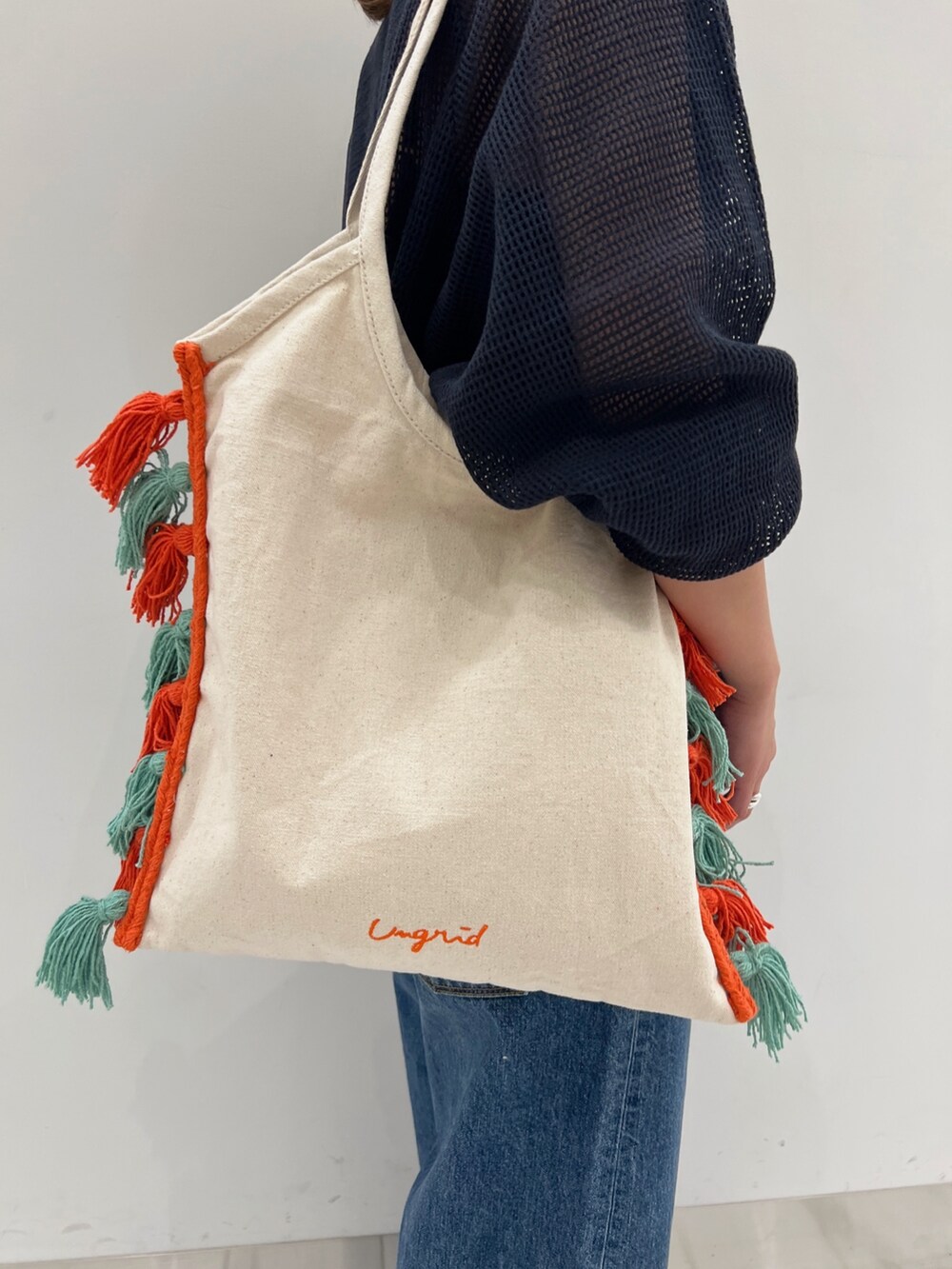 グレー系のTシャツ/カットソー、ホワイト系のサンダルを着用したレディースの夏コーディネートの10枚目の写真