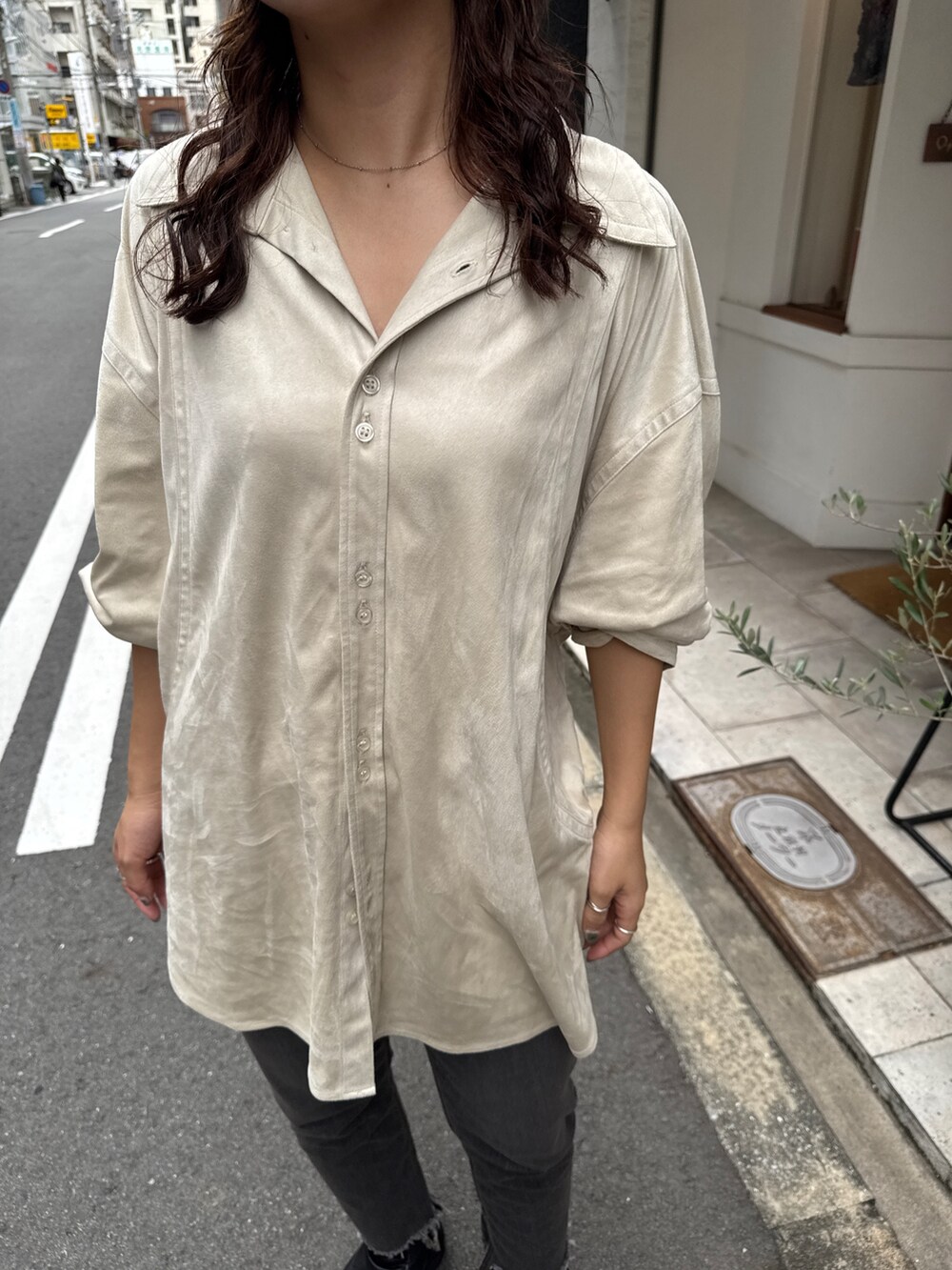 ブラック系のデニムパンツ、ホワイト系のシャツ/ブラウスを着用したレディースの秋コーディネートの10枚目の写真