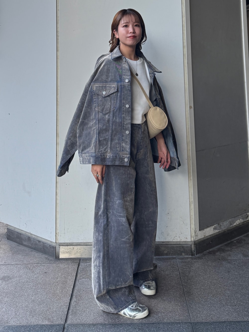 ホワイト系のTシャツ/カットソー、ベージュ系のデニムジャケット、ベージュ系のデニムパンツを着用したレディースの夏コーディネートの4枚目の写真