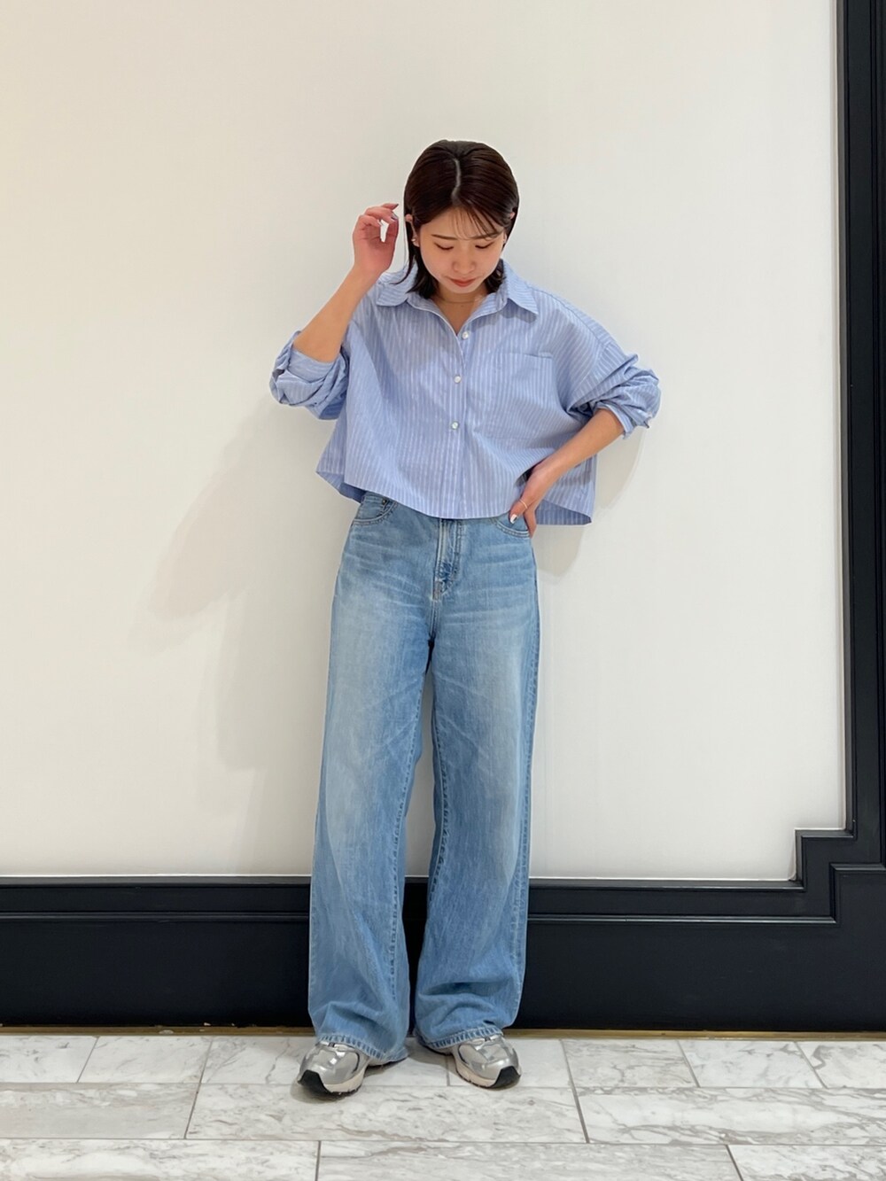 ブルー系のデニムパンツ、その他のシャツ/ブラウスを着用したレディースの春コーディネートの4枚目の写真