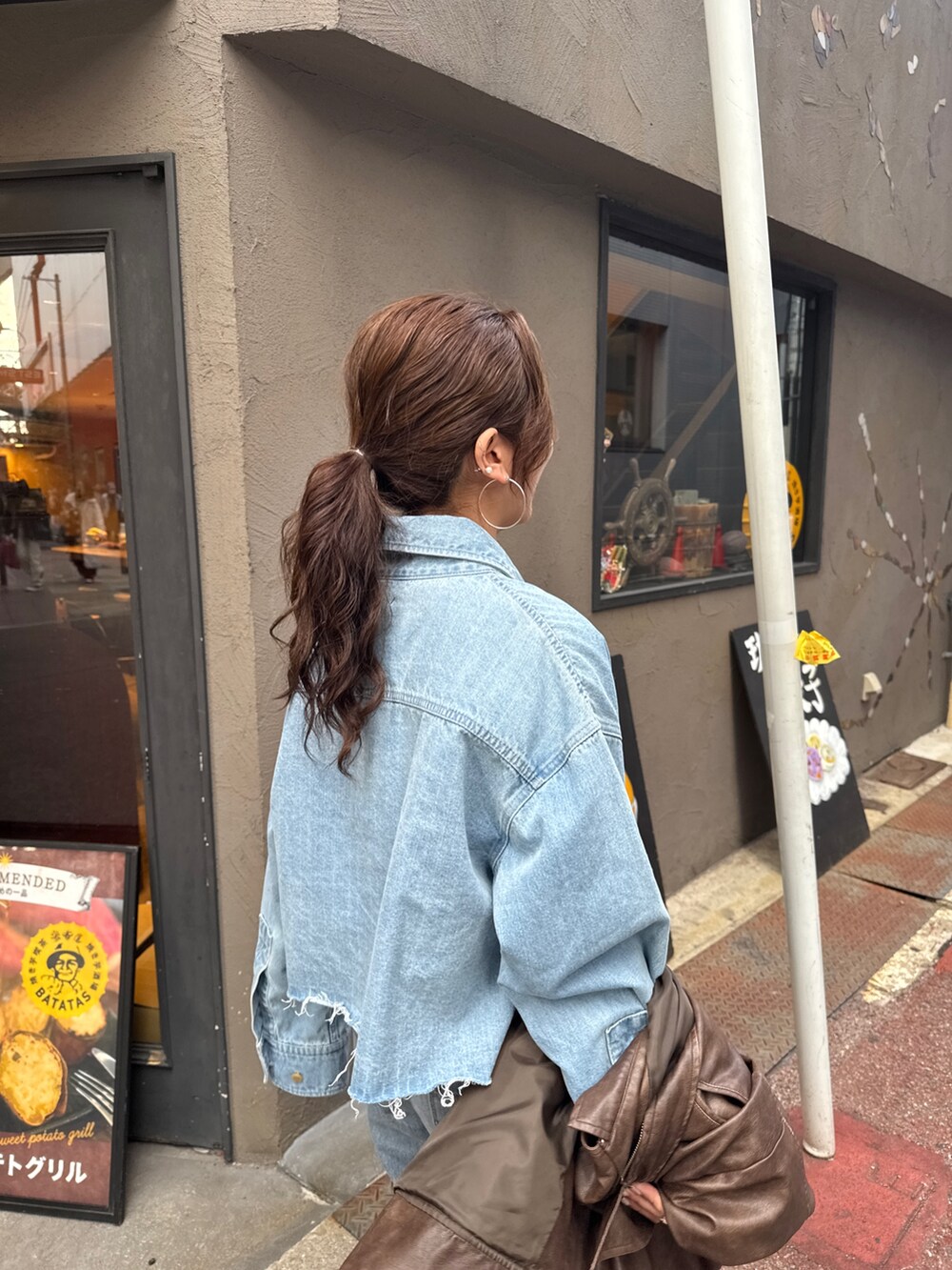 ブルー系のデニムパンツ、ブラウン系のブルゾン、ブルー系のシャツ/ブラウスを着用したレディースの冬コーディネートの8枚目の写真