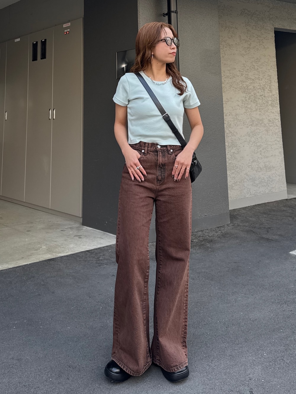 ブラウン系のデニムパンツ、ブルー系のTシャツ/カットソーを着用したレディースの春コーディネートの8枚目の写真