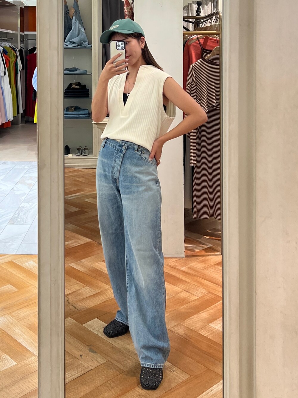 ホワイト系のTシャツ/カットソー、ブラック系のキャミソール、ブラック系のサンダルを着用したレディースの夏コーディネートの3枚目の写真