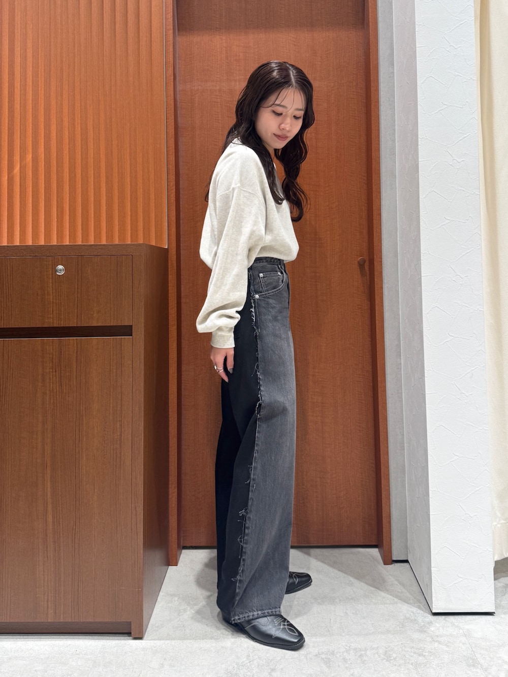 ブラック系のその他シューズ、ブラック系のデニムパンツ、グレー系のTシャツ/カットソーを着用したレディースの秋コーディネートの3枚目の写真