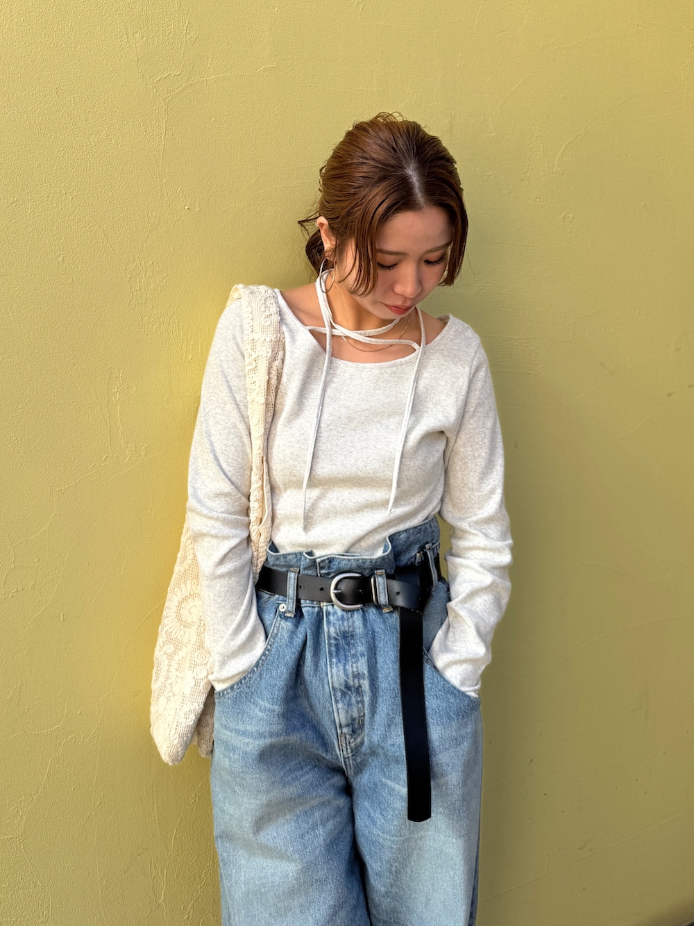 ブルー系のデニムパンツ、グレー系のTシャツ/カットソーを着用したレディースの春コーディネートの7枚目の写真