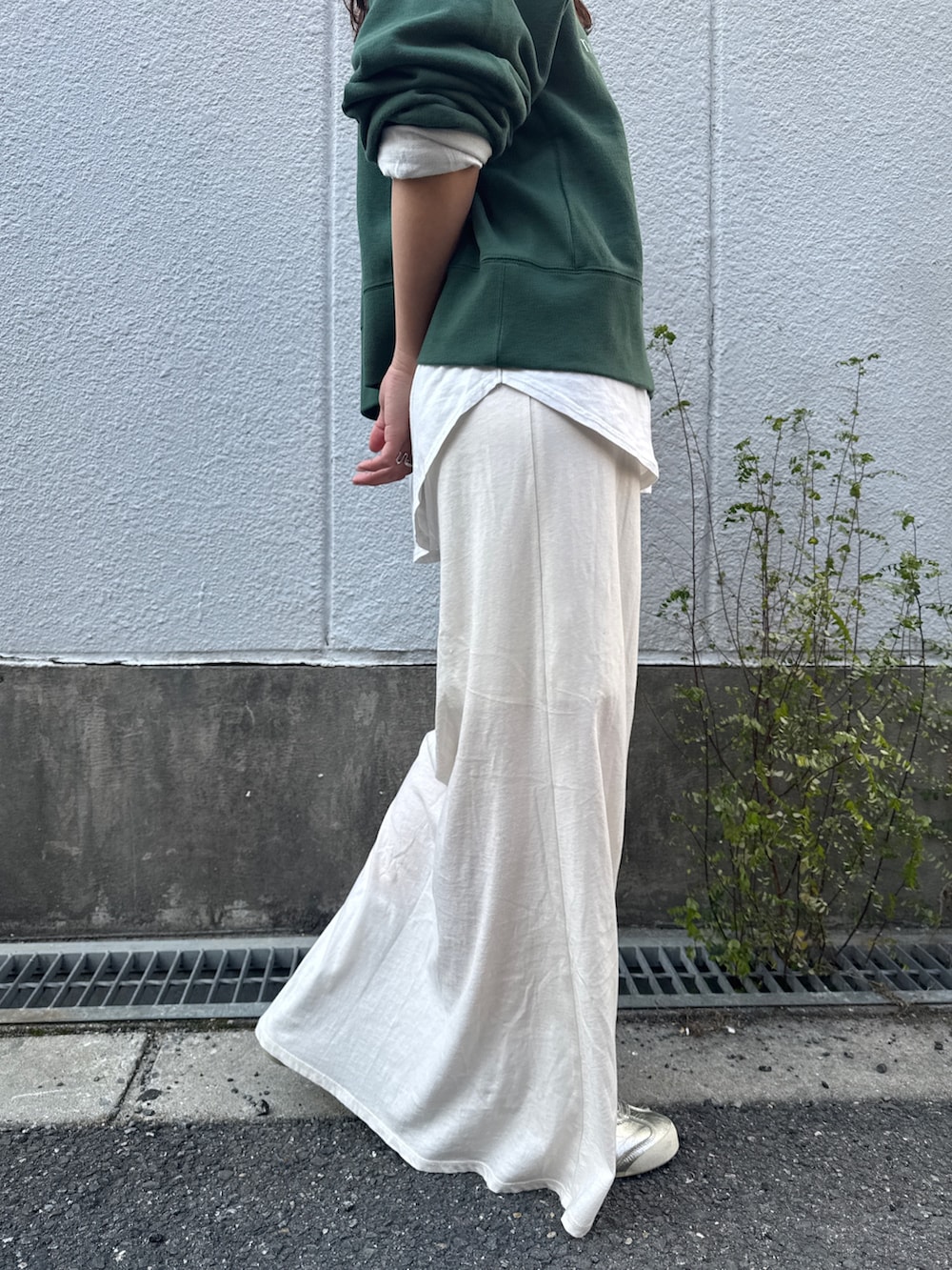 ホワイト系のスカート、ブラウン系のブルゾン、グリーン系のスウェットを着用したレディースの冬コーディネートの10枚目の写真