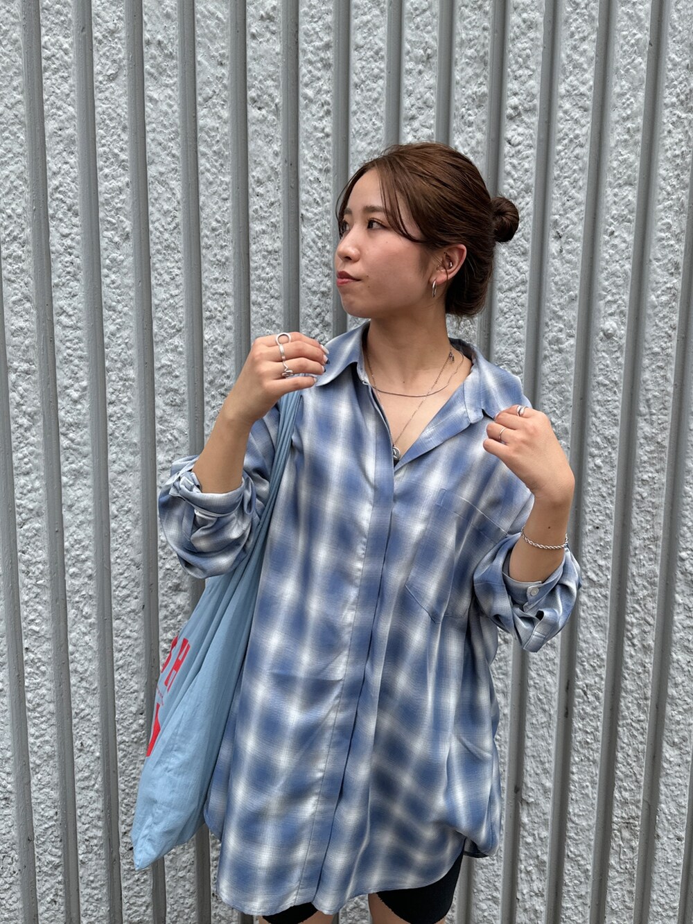 ブルー系のシャツ/ブラウス、ブルー系のエコバッグ/サブバッグを着用したレディースの夏コーディネートの5枚目の写真