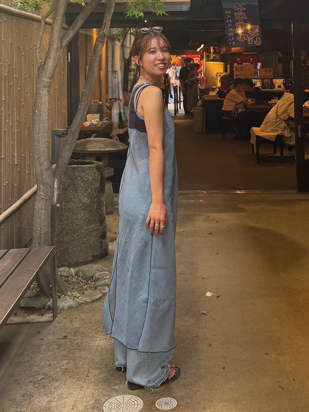 ブルー系のワンピースを着用したレディースの夏コーディネートの5枚目の写真