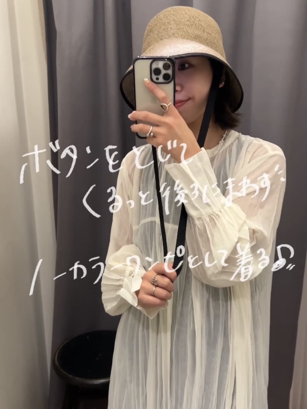 ホワイト系のワンピース、グレー系のタンクトップ、ブラック系のサンダルを着用したレディースの春コーディネートの4枚目の写真