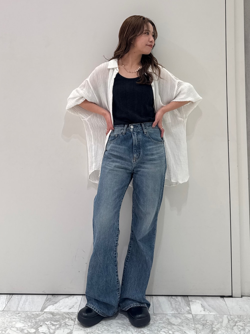 ブルー系のデニムパンツ、ホワイト系のシャツ/ブラウスを着用したレディースの春コーディネートの5枚目の写真