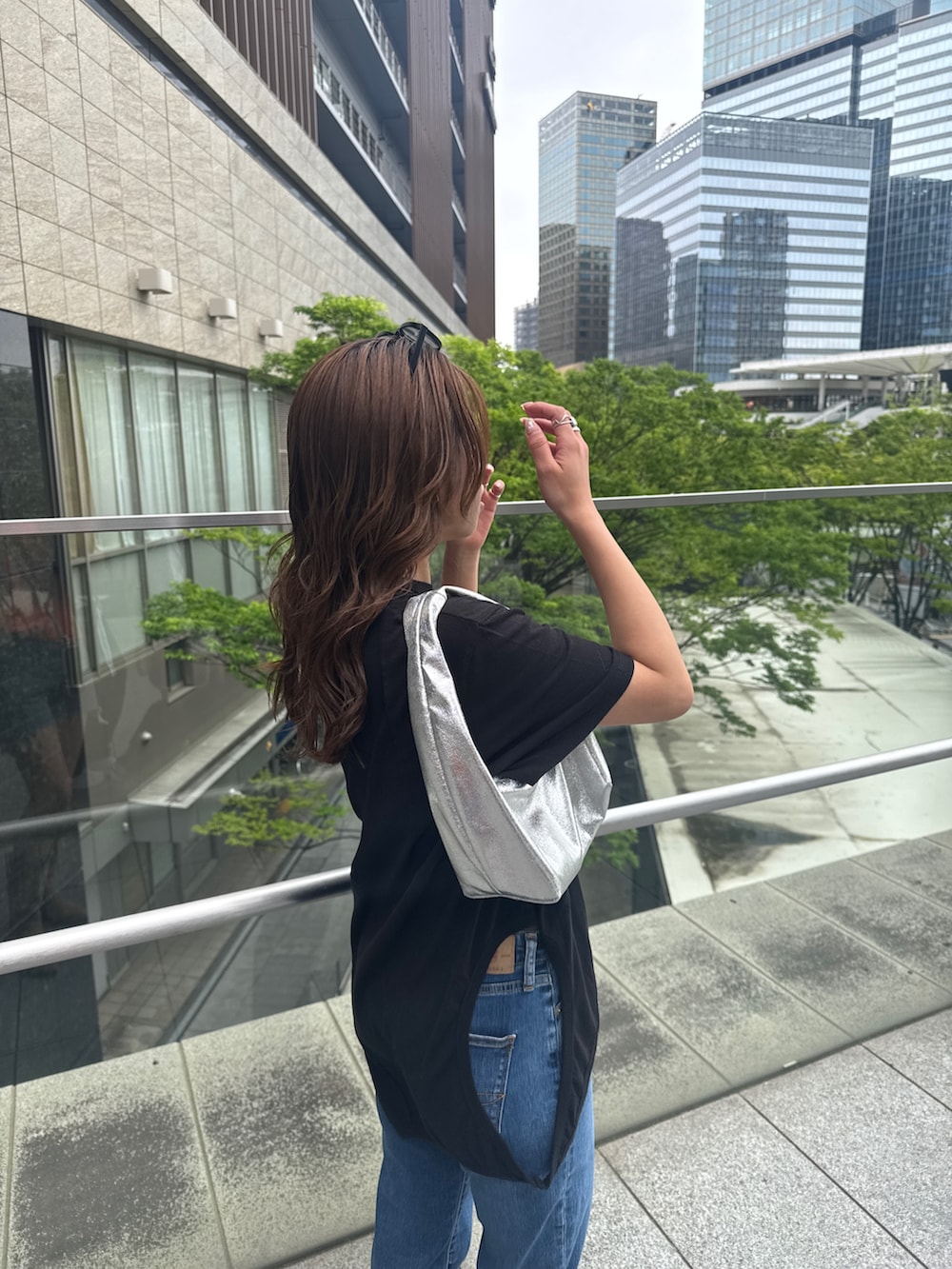 ブラック系のTシャツ/カットソー、ブルー系のデニムパンツを着用したレディースの春コーディネートの10枚目の写真