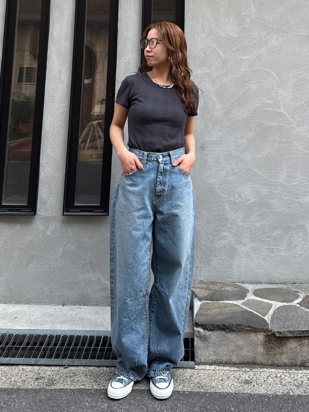 ブルー系のデニムパンツ、ブルー系のスニーカー、グレー系のTシャツ/カットソーを着用したレディースの春コーディネートの5枚目の写真