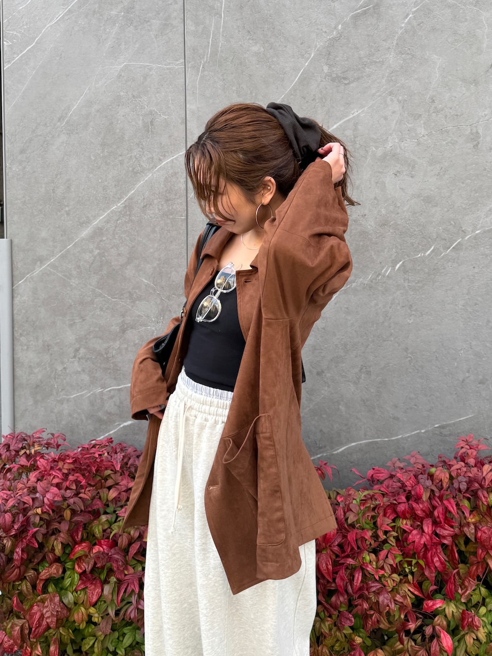 ブラウン系のテーラードジャケット、ホワイト系のスウェットパンツを着用したレディースの冬コーディネートの8枚目の写真