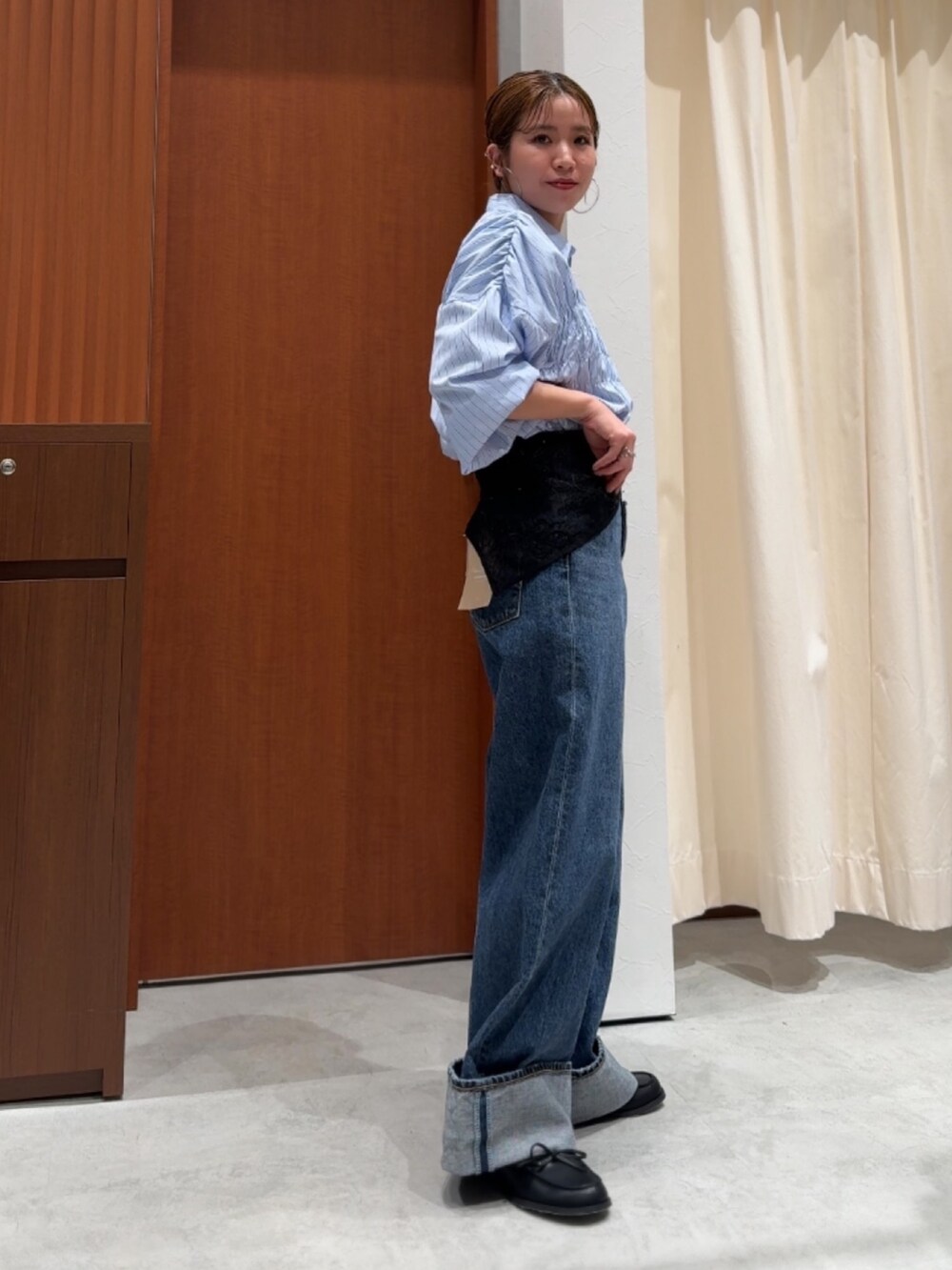 ブルー系のデニムパンツ、ブルー系のシャツ/ブラウス、ブラック系のローファーを着用したレディースの春コーディネートの4枚目の写真