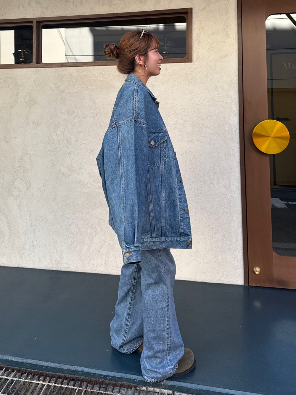 ブルー系のデニムパンツ、ベージュ系のスリッポン、ブラウン系のキャミソールを着用したレディースの夏コーディネートの3枚目の写真