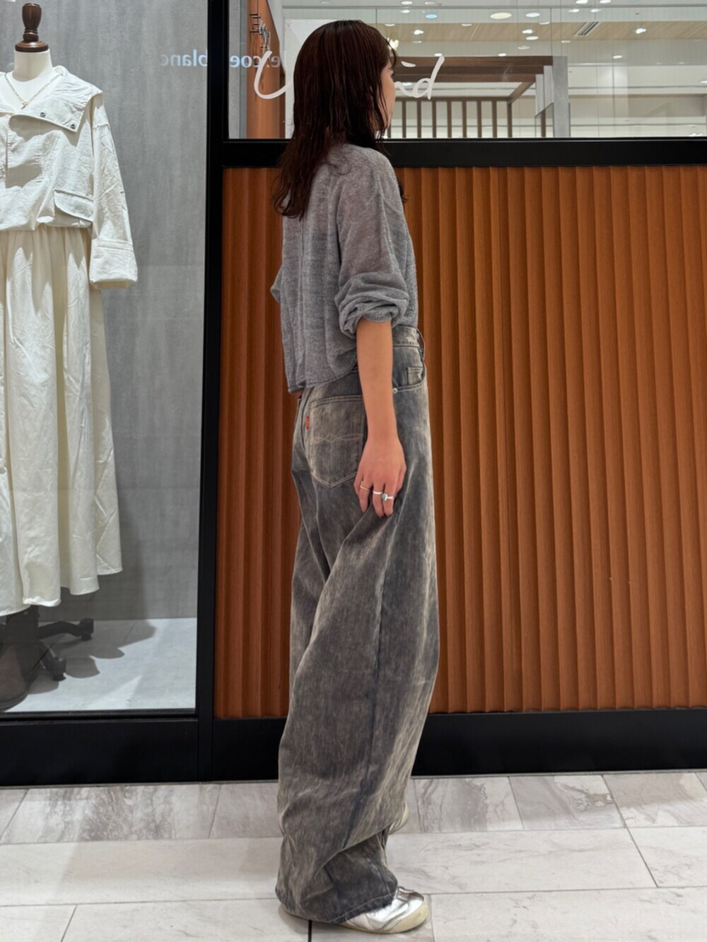 ベージュ系のデニムパンツ、グレー系のニット/セーターを着用したレディースの秋コーディネートの3枚目の写真