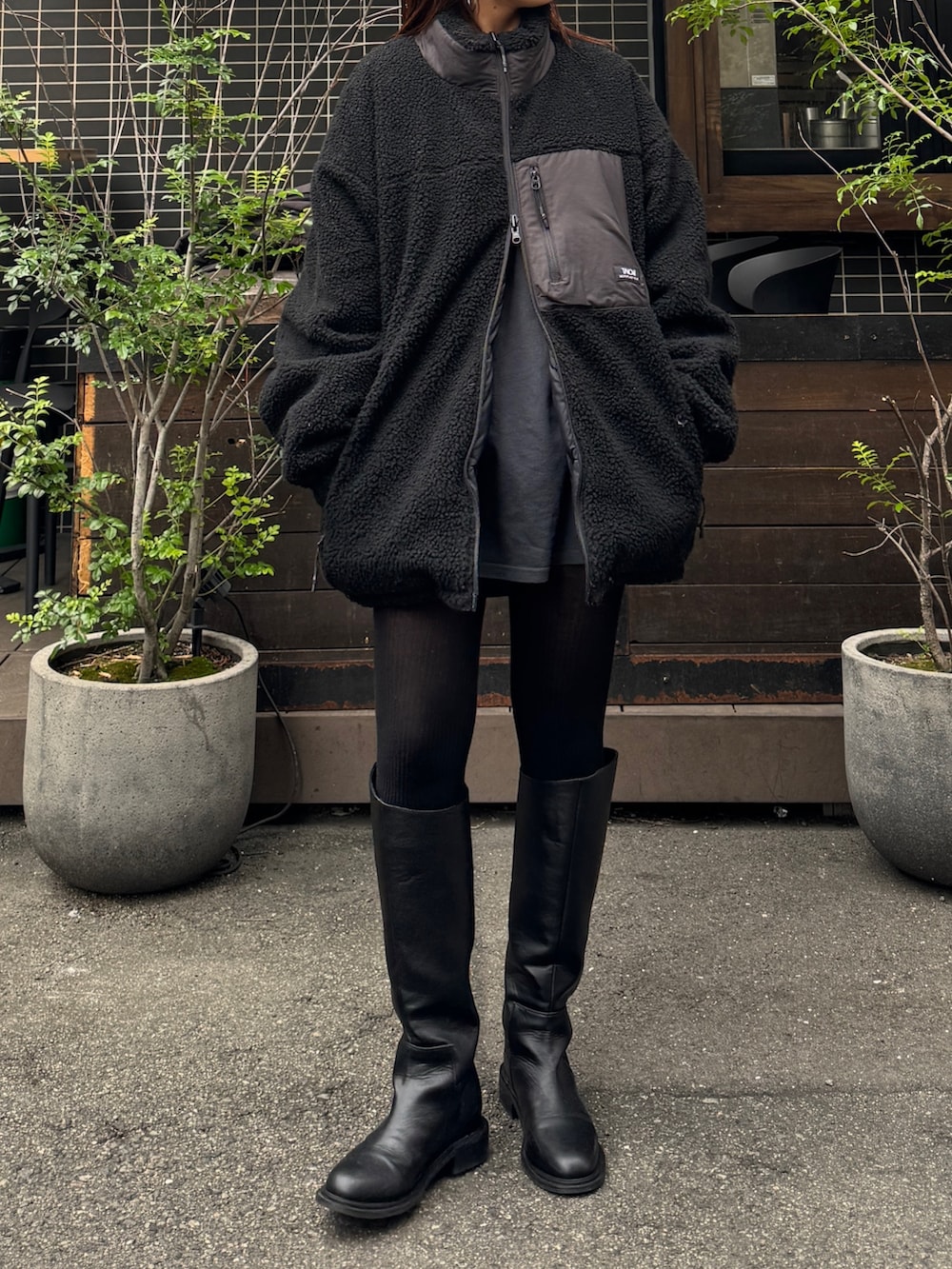 ブラック系のダウンジャケット/コートを着用したレディースの秋コーディネートの2枚目の写真