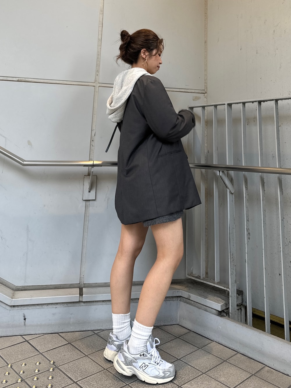 グレー系のテーラードジャケット、グレー系のパーカー、グレー系のその他パンツを着用したレディースの秋コーディネートの8枚目の写真