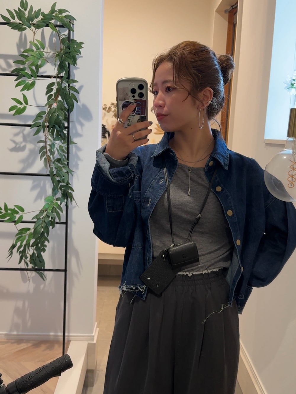 グレー系のその他パンツ、ブルー系のシャツ/ブラウスを着用したレディースの冬コーディネートの4枚目の写真