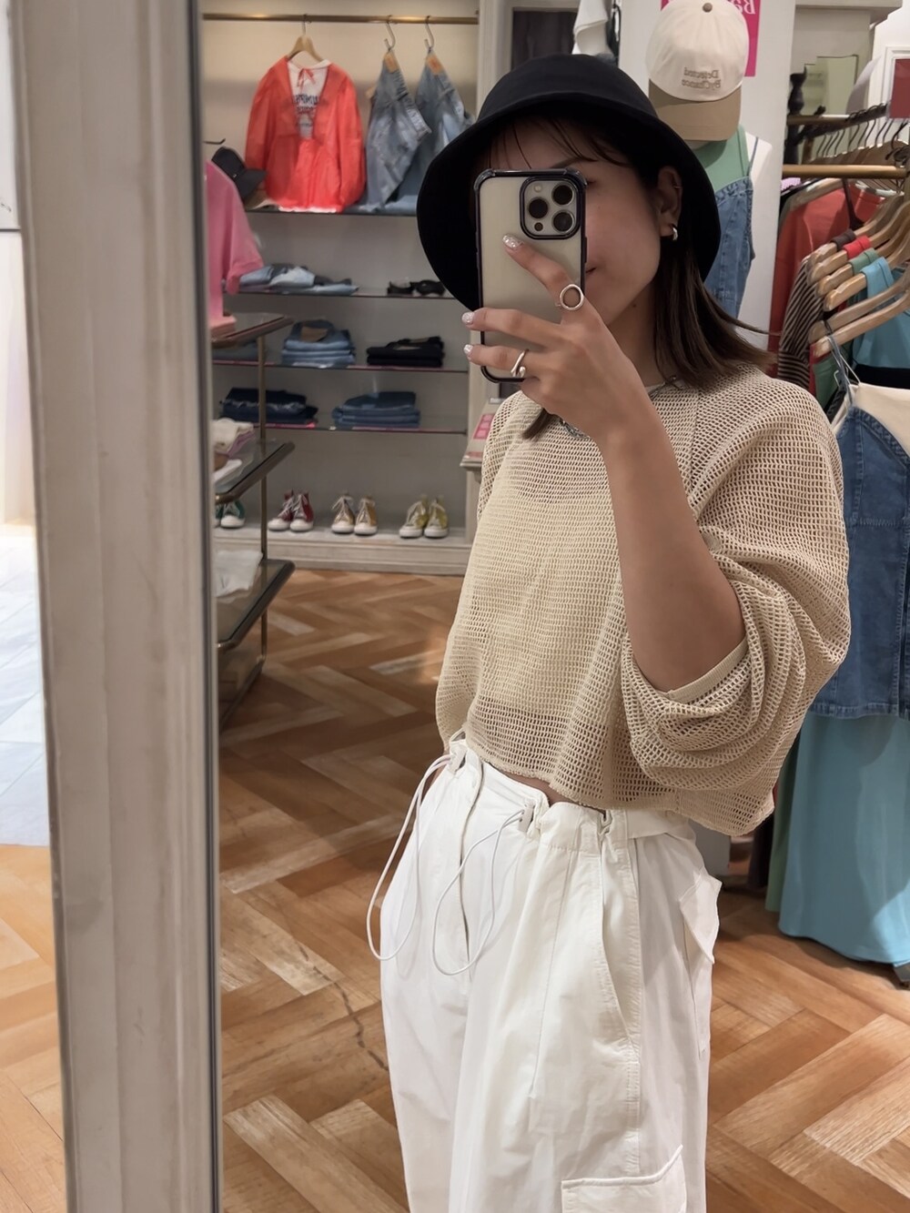 ホワイト系のTシャツ/カットソー、ホワイト系のその他パンツ、ホワイト系のキャミソールを着用したレディースの夏コーディネートの4枚目の写真