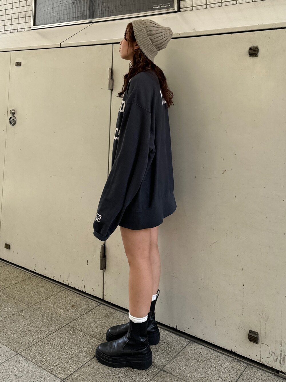 グレー系のスウェット、ブラウン系のその他パンツ、グレー系のニットキャップ/ビーニーを着用したレディースの秋コーディネートの10枚目の写真