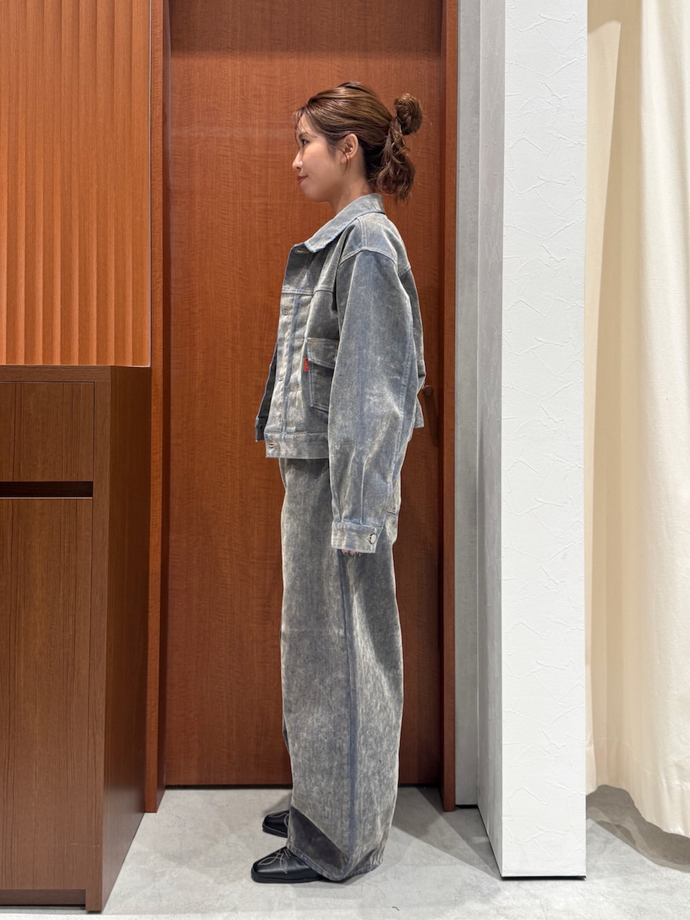 ベージュ系のデニムジャケット、ベージュ系のデニムパンツ、ホワイト系のニット/セーターを着用したレディースの秋コーディネートの4枚目の写真