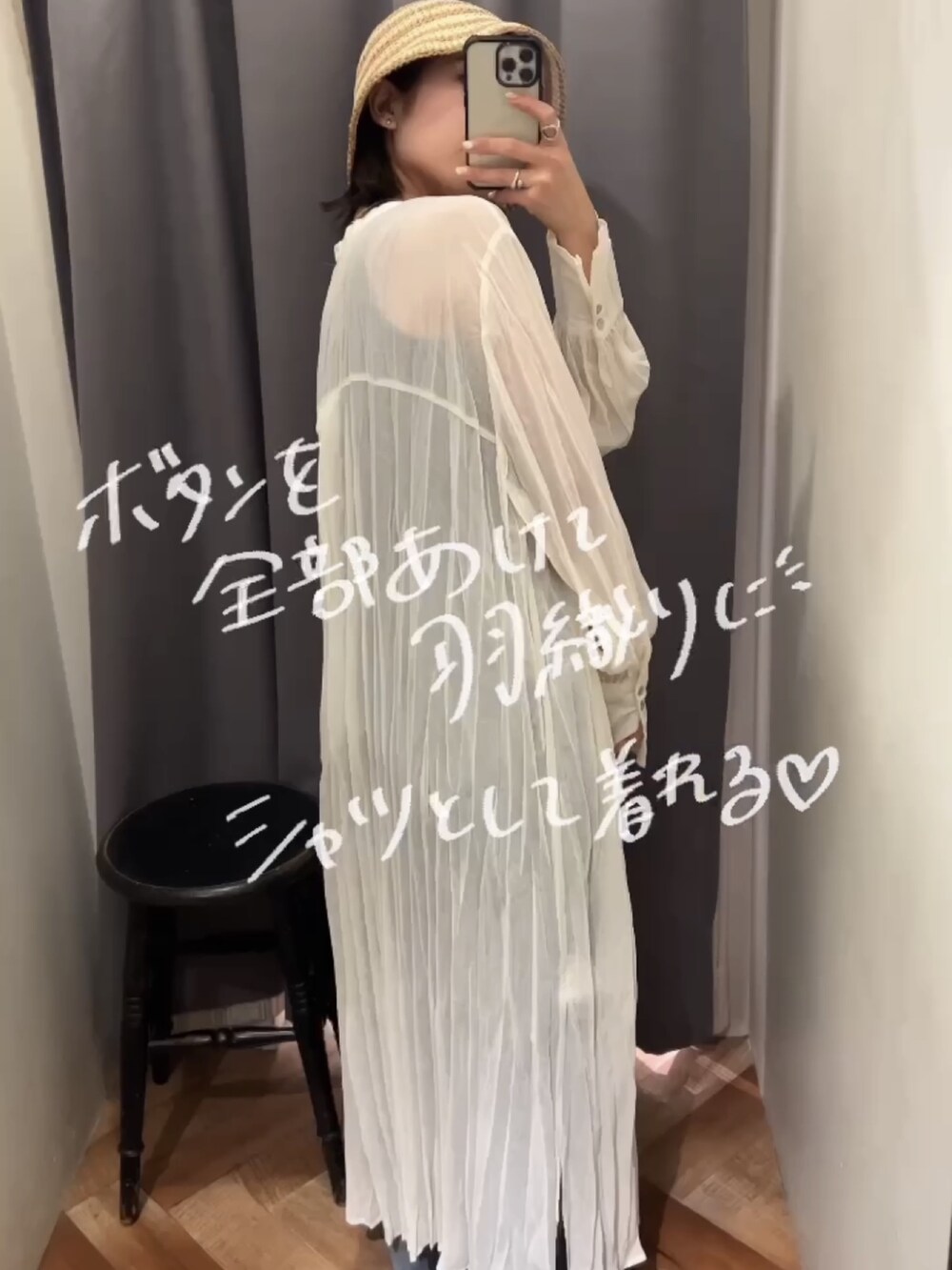 ホワイト系のワンピース、グレー系のタンクトップ、ブルー系のデニムパンツを着用したレディースの春コーディネートの6枚目の写真