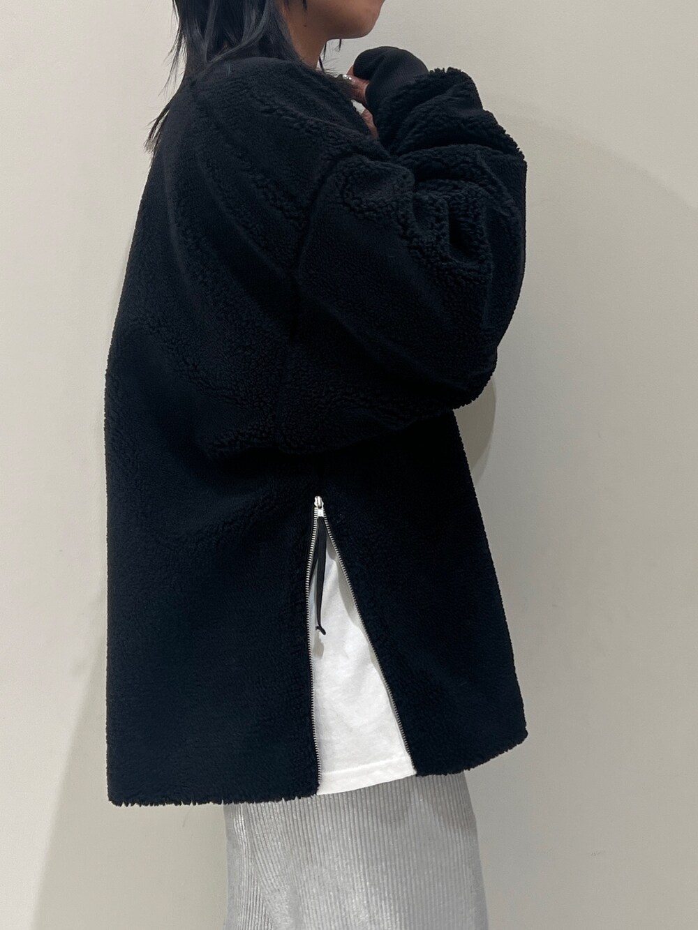 ホワイト系のTシャツ/カットソー、ブラック系のTシャツ/カットソー、シルバー系のその他パンツを着用したレディースの秋コーディネートの10枚目の写真