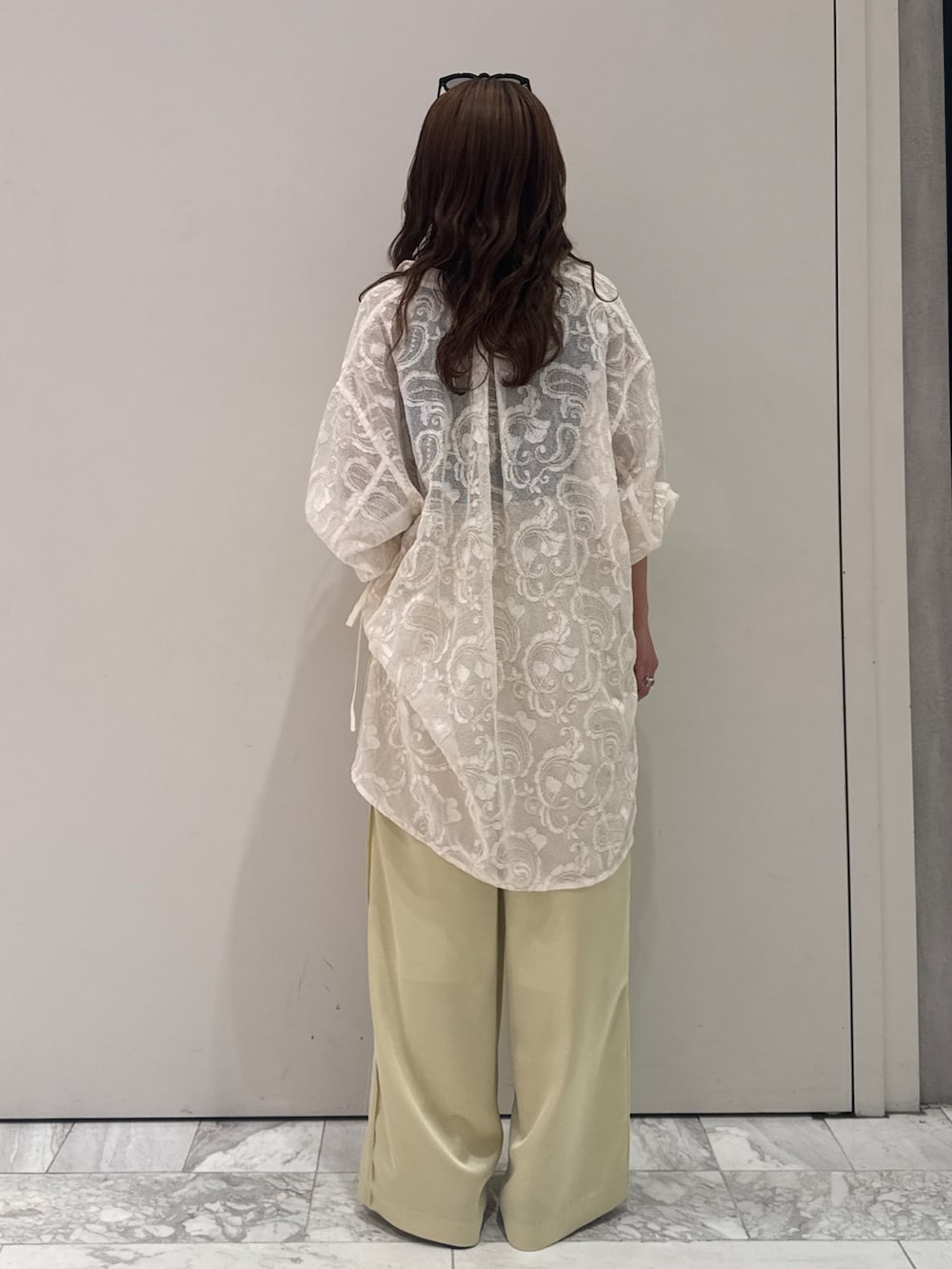 イエロー系のその他パンツ、ホワイト系のシャツ/ブラウス、グレー系のタンクトップを着用したレディースの夏コーディネートの4枚目の写真