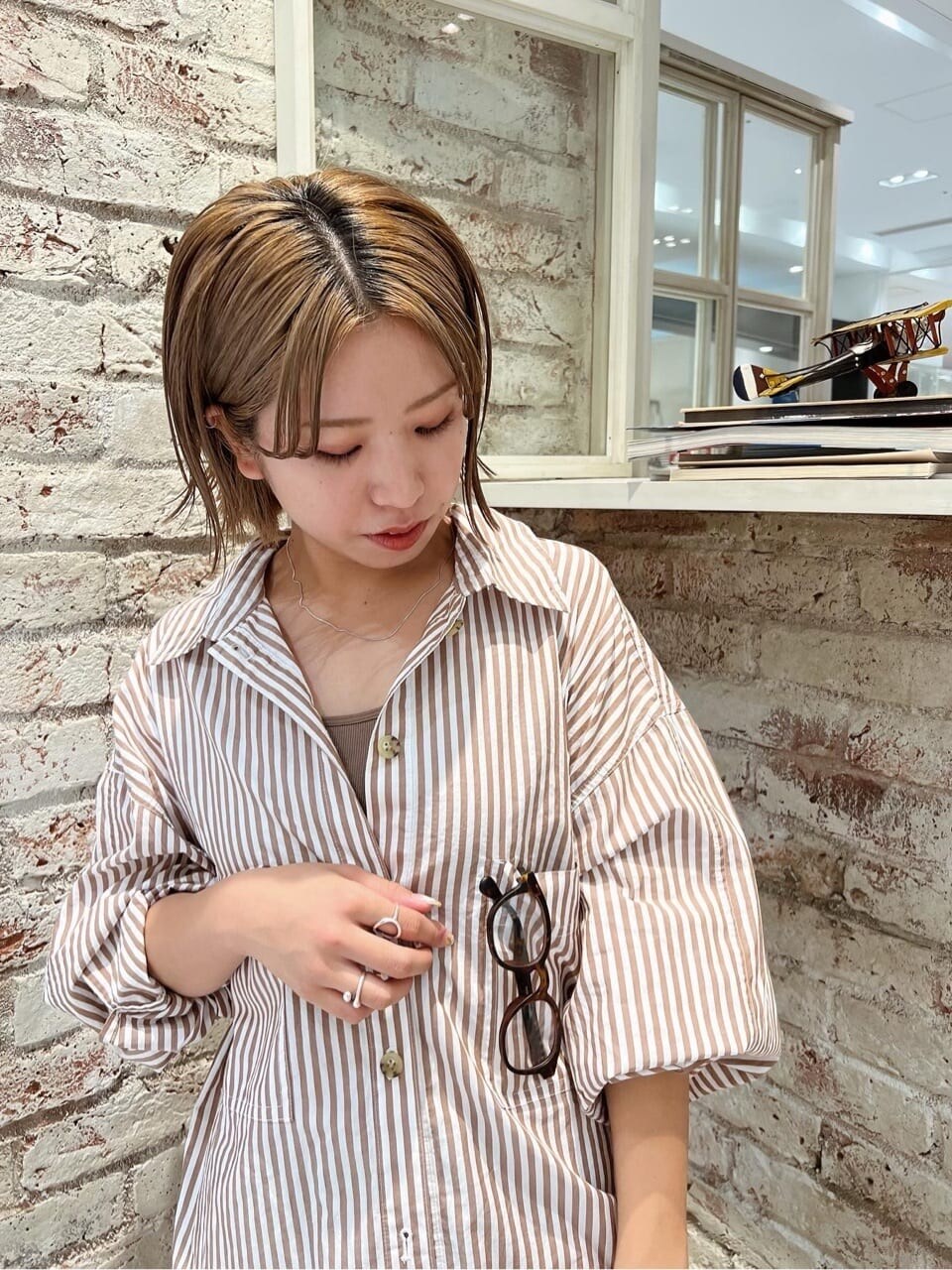 ブルー系のデニムパンツ、ブラウン系のシャツ/ブラウスを着用したレディースの夏コーディネートの4枚目の写真