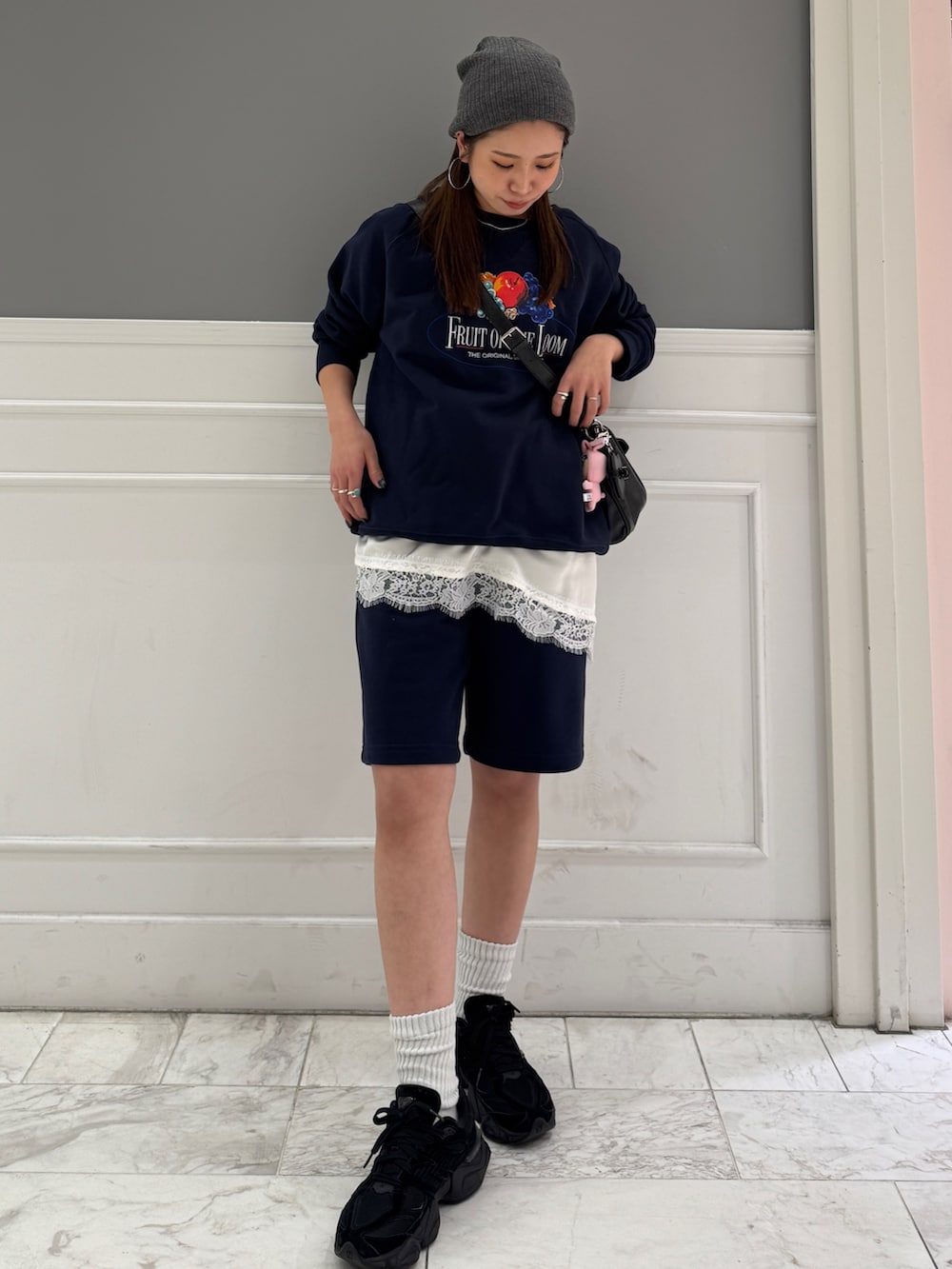 ブルー系のスウェット、ブルー系のスウェットパンツ、ホワイト系のキャミソールを着用したレディースの冬コーディネートの7枚目の写真