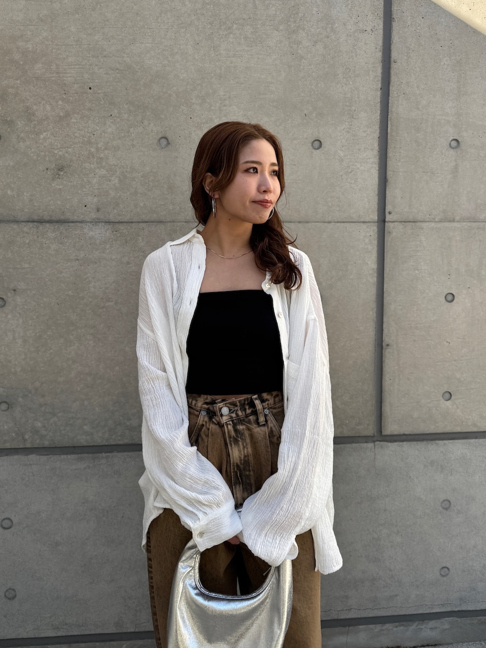 ブラウン系のデニムパンツ、ホワイト系のシャツ/ブラウスを着用したレディースの春コーディネートの8枚目の写真