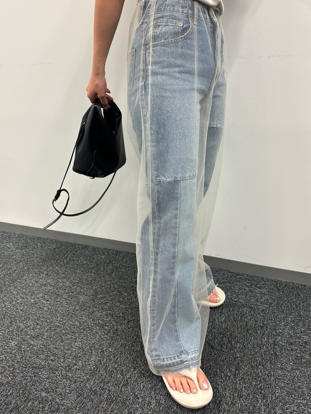 ブルー系のデニムパンツ、ベージュ系のその他パンツ、ホワイト系のタンクトップを着用したレディースの春コーディネートの9枚目の写真