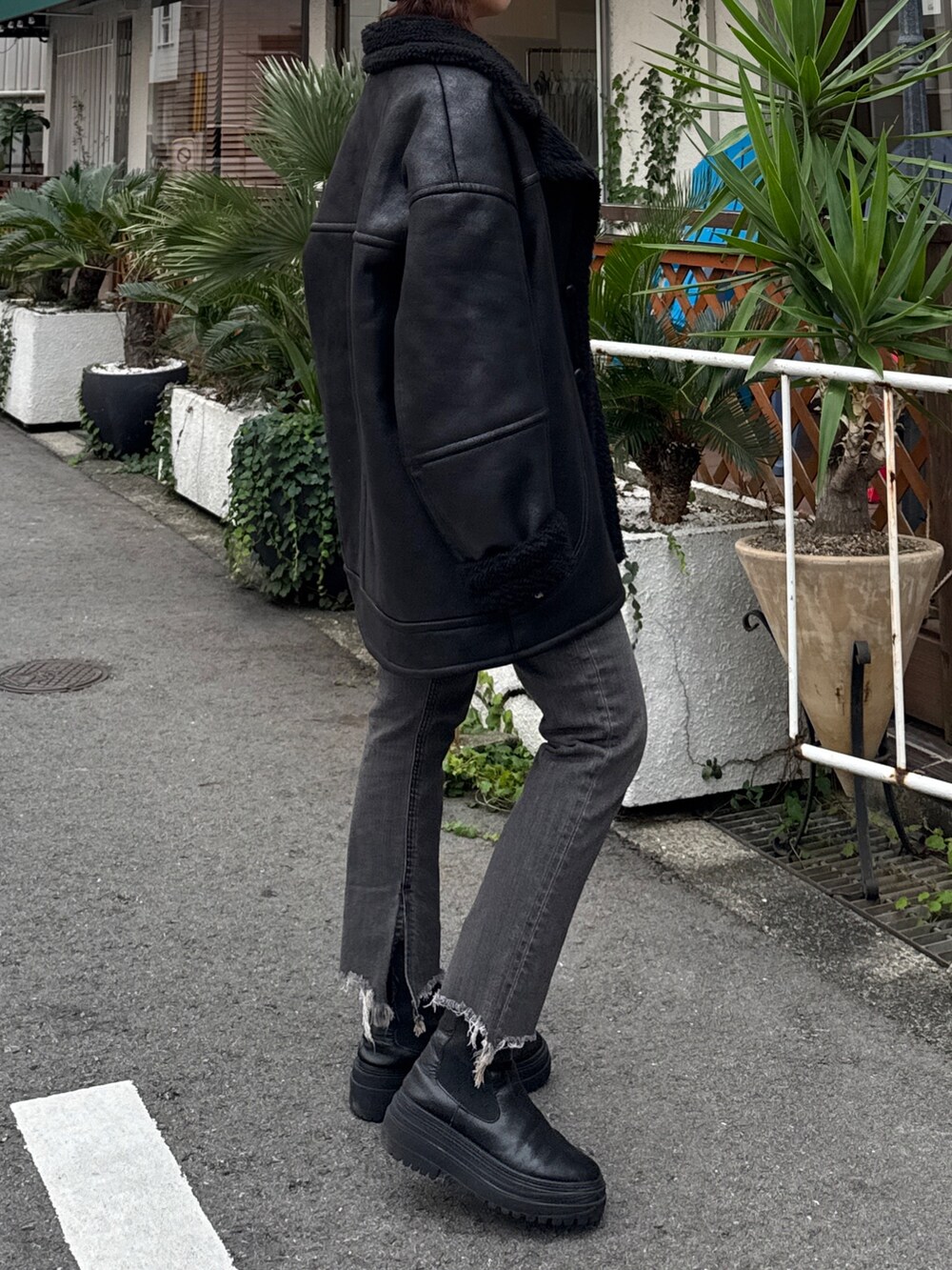 ホワイト系のシャツ/ブラウス、ブラック系のデニムパンツ、ブラック系のブルゾンを着用したレディースの秋コーディネートの4枚目の写真