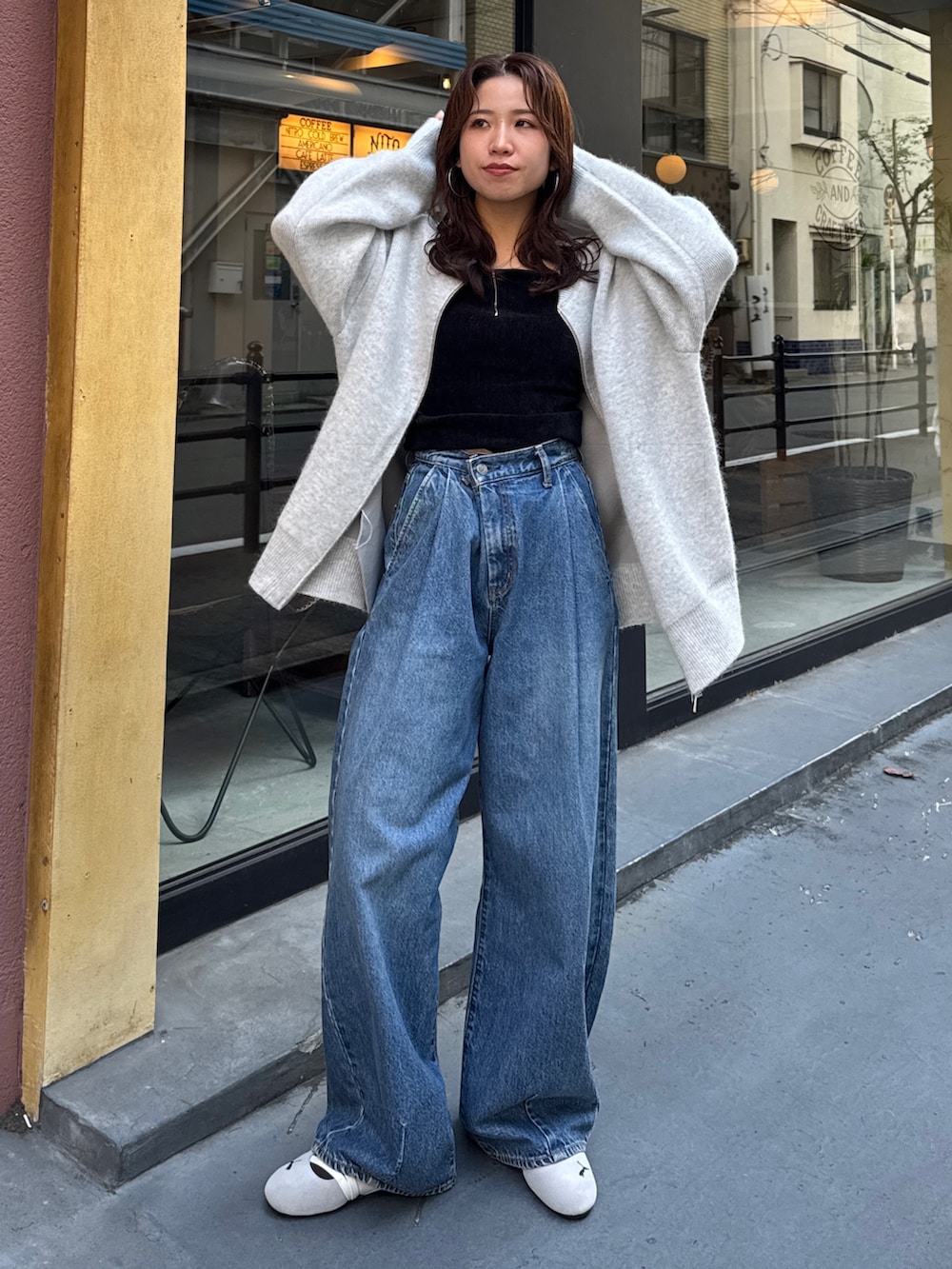 ブルー系のデニムパンツ、グレー系のカーディガン/ボレロを着用したレディースの秋コーディネートの2枚目の写真